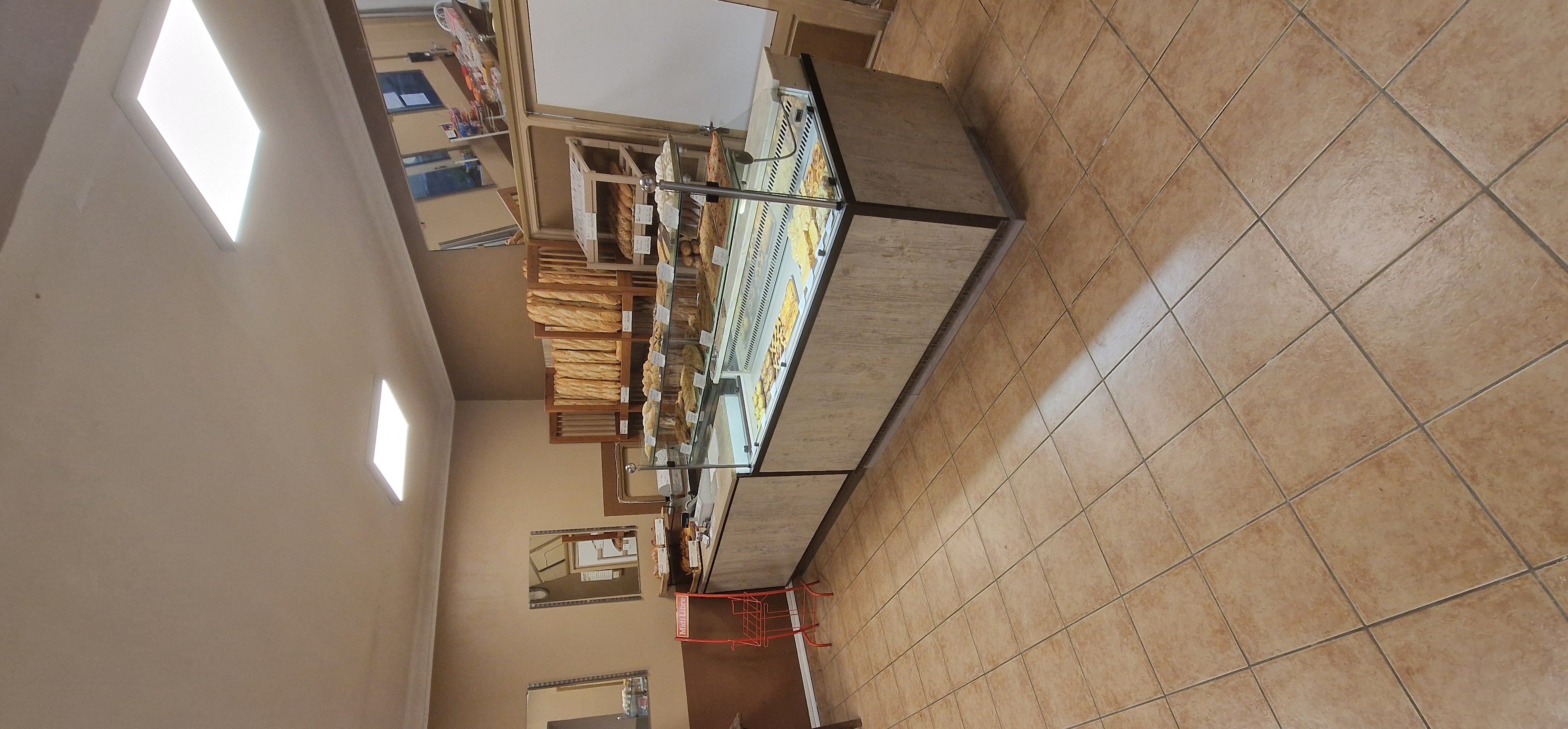 BOULANGERIE DE VILLAGE 

À VENDRE – BOULANGERIE-PÂTISSERIE DANS LE CŒUR D'UN VILLAGE DU NORD DE MONTPELLIER 

À saisir ! Située à proximité de Montpellier, cette boulangerie-pâtisserie bénéficie d'un emplacement de choix, au cœur d'un charmant village garantissant une excellente visibilité et un fort potentiel de développement.

Établie depuis plusieurs années, l'affaire jouit d'une clientèle fidélisée et affiche un chiffre d'affaires moyen de plus de 120 000 € sur les trois dernières années. Actuellement exploitée par la propriétaire, cette boulangerie est idéale pour un artisan souhaitant s'installer ou développer son activité.

Les atouts :
 Bel espace de vente et laboratoire fonctionnel.
Une opportunité rare pour les passionnés de boulangerie-pâtisserie en quête d'un commerce rentable et bien établi dans une région agréable et dynamique,montant du loyer 900 euros mensuel 

 Pour plus d'informations et organiser une visite, vous pouvez me contacter,cordialement.