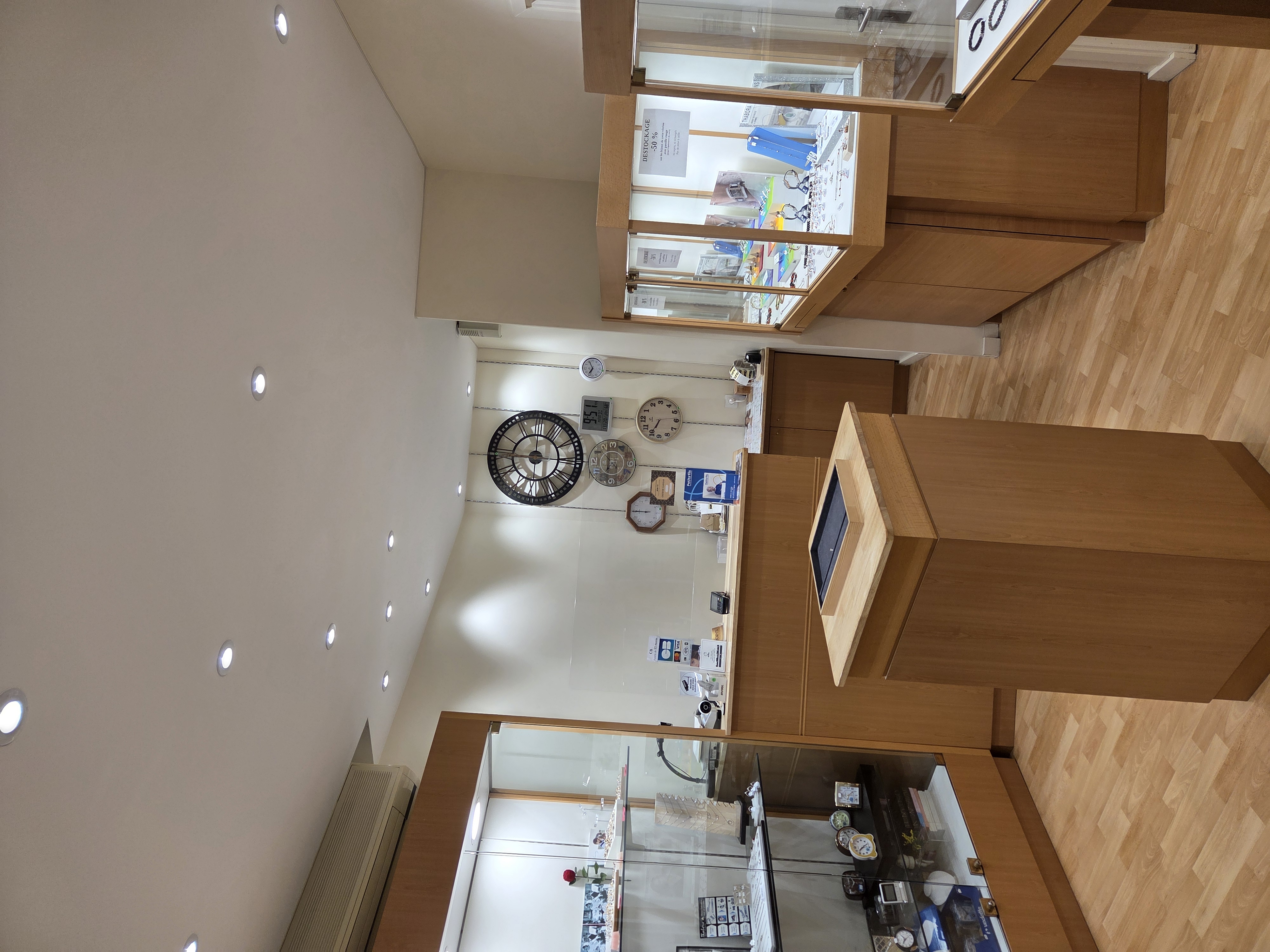 Fond de commerce à céder.
Activité actuelle : Bijouterie/Horlogerie. Possibilités d’autres activités selon le bail.
Local idéalement situé en centre ville de Castres 81100 (Ecusson) dans une rue commerçante animée, à 50 m de la place Jean Jaurès.
Entièrement équipé et sécurisé. Petit loyer. Surface de vente d’environ 25m2 + cave pour atelier et stockage (avec coin sanitaire),
Clientèle existante et fidèle depuis 1999.
Divers outils et matériels pour Bijoux et Montres.
Possibilité d’achat du stock.
Pour plus d’informations, n’hésitez pas à me contacter par message
Curieux s’abstenir