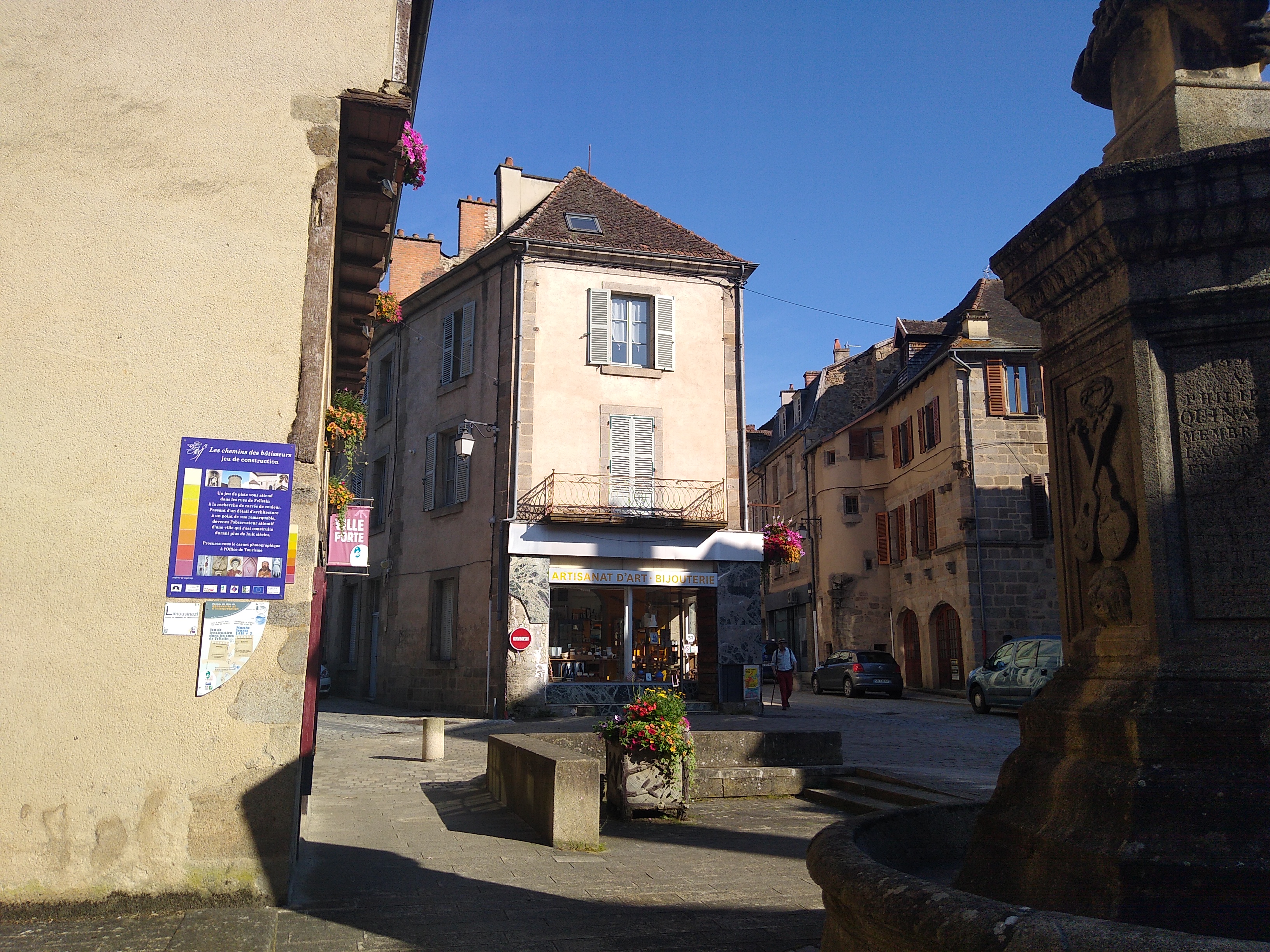 Entre Limoges et Clermont-Ferrand, cette boulangerie implantée depuis plus de 23 ans dans le centre-ville de Felletin est à reprendre pour cause de départ à la retraite. Idéalement située, dans une rue commerçante avec places de parking à proximité. Felletin est une commune conviviale avec une vie commerçante et associative très importante drainant de nombreux clients (habitants et touristes), notamment avec l’incontournable marché du vendredi, le plus important du sud Creuse.
Local professionnel entièrement équipé de près de 100 m²
composé :
> d’1 magasin de 25 m²
> d’1 fournil de 54 m² (four RAMALHOS à bois & gaz – 9
bouches, 1 groupe de pesage récent)
> d’1 laboratoire de pâtisserie de 20 m²
+ réserves de près de 30 m², WC
 liste du matériel sur demande
chiffre d’affaires au 30/09/2023 : 200 K€ HT. Établissement fermé 2 jours et demi par semaine et 6 semaines de fermeture annuelle
 fabrication de la spécialité très appréciée « Le Creusois »
+ potentiel de développements : sandwicherie, pièce-montée,
tournées de livraison, etc.
logement à l’étage à rafraichir de type T4 (classe énergie : C) avec une grande cour intérieure entièrement fermée et sécurisée de près de 688 m², situé en zone FRR (France Ruralité Revitalisation) et en zone ORT (Opération de Revitalisation de Territoire) ouvrant droit à des avantages fiscaux. Felletin, ville porte du Parc Naturel de Millevaches en Limousin (reconnu Réserve Internationale de Ciel Etoilé) est une commune dynamique et conviviale où vous trouverez tous les équipements, commerces et services de proximité (maison d’assistantes maternelles, écoles, collège et Lycée des Métiers du Bâtiments, centre de loisirs, professionnels de santé, médiathèque, antenne du conservatoire, espace de coworking, gare). Felletin se situe à seulement 10 minutes d’Aubusson, la Sous-préfecture (commerces, Scène Nationale, lycées, piscine, maison des sports, cinéma, etc).
La vitalité de Felletin est liée à la présence de nombreuses associations qui proposent aux habitants de tous âges des lieux pour se rencontrer, des activités culturelles et sportives, festivals et concerts tout au long de l’année. Ici, la nature est préservée (ruisseaux, lacs, zones humides, forêts et prairies) et propice aux
activités sportives de pleine nature : randonnée à pied, à cheval ou VTT, paddle…
Vous ne serez Pas seuL·e·s dans vos démarches !
1 accompagnement et conseil par les cédants ;
1 accompagnement à la reprise de l’activité - Chambre de Métiers
et de l’Artisanat de la Creuse (prévisionnel financier, statut juridique,
formations, obligations légales, orientations sur les dispositifs
d’aides financières)
 1 accompagnement personnalisé à l’installation pour vous et votre
famille (emploi du conjoint, logement, écoles, services, activités sportives
et culturelles…) par la Communauté de communes Creuse Grand Sud