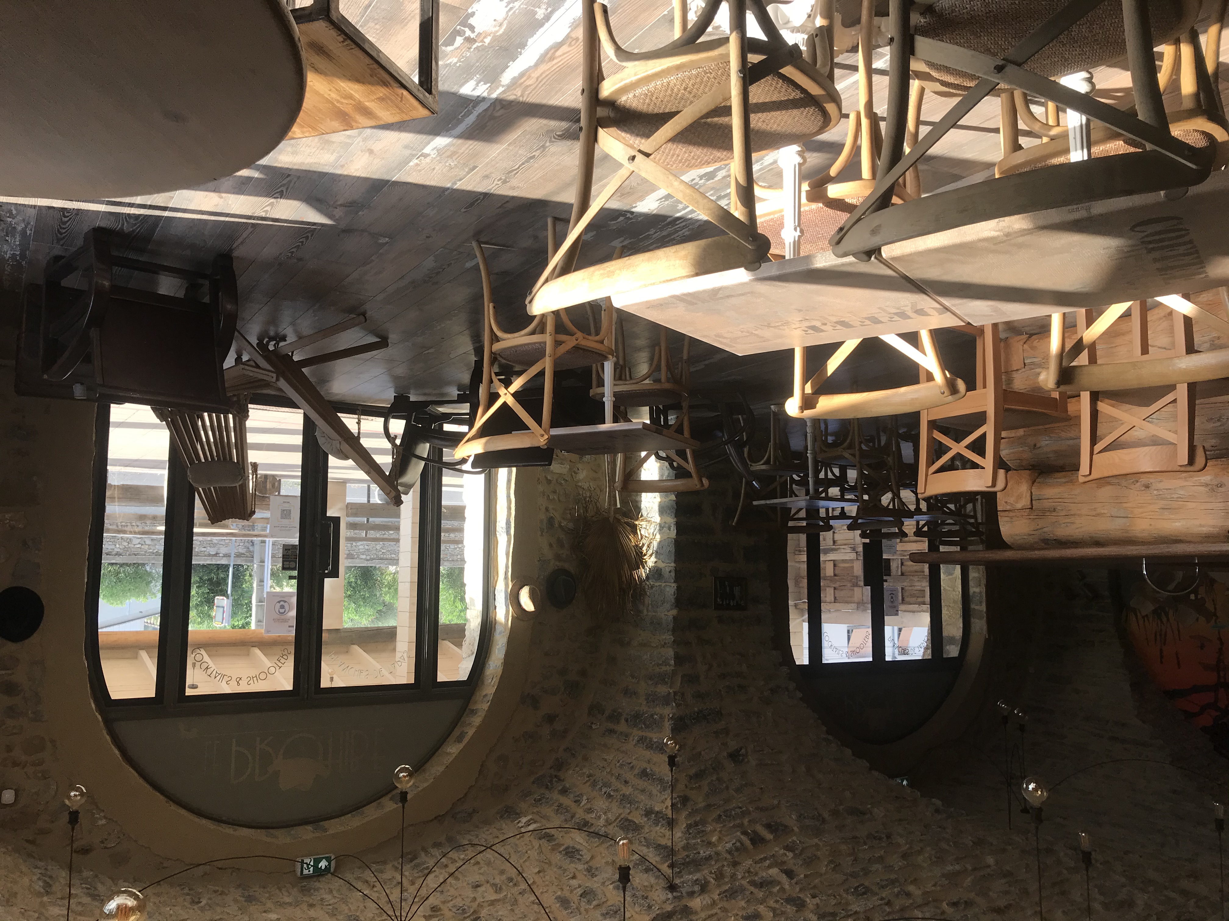 Proche d'Anduze, Fonds de commerce à vendre : Bar / restaurant avec licence IV
En excellent état, rénové entièrement en 2020
Il se compose d'une salle de 95 m² avec pierres apparentes, 2 WC, 2 salles de cuisine, plonge ainsi qu'une terrasse couverte de 65 m² et une terrasse non couverte de 25 m²
Vendu avec tout l'équipement (tables, chaises, caisse enregistreuse, TV...)
Contact : agence SALERY Immobilier