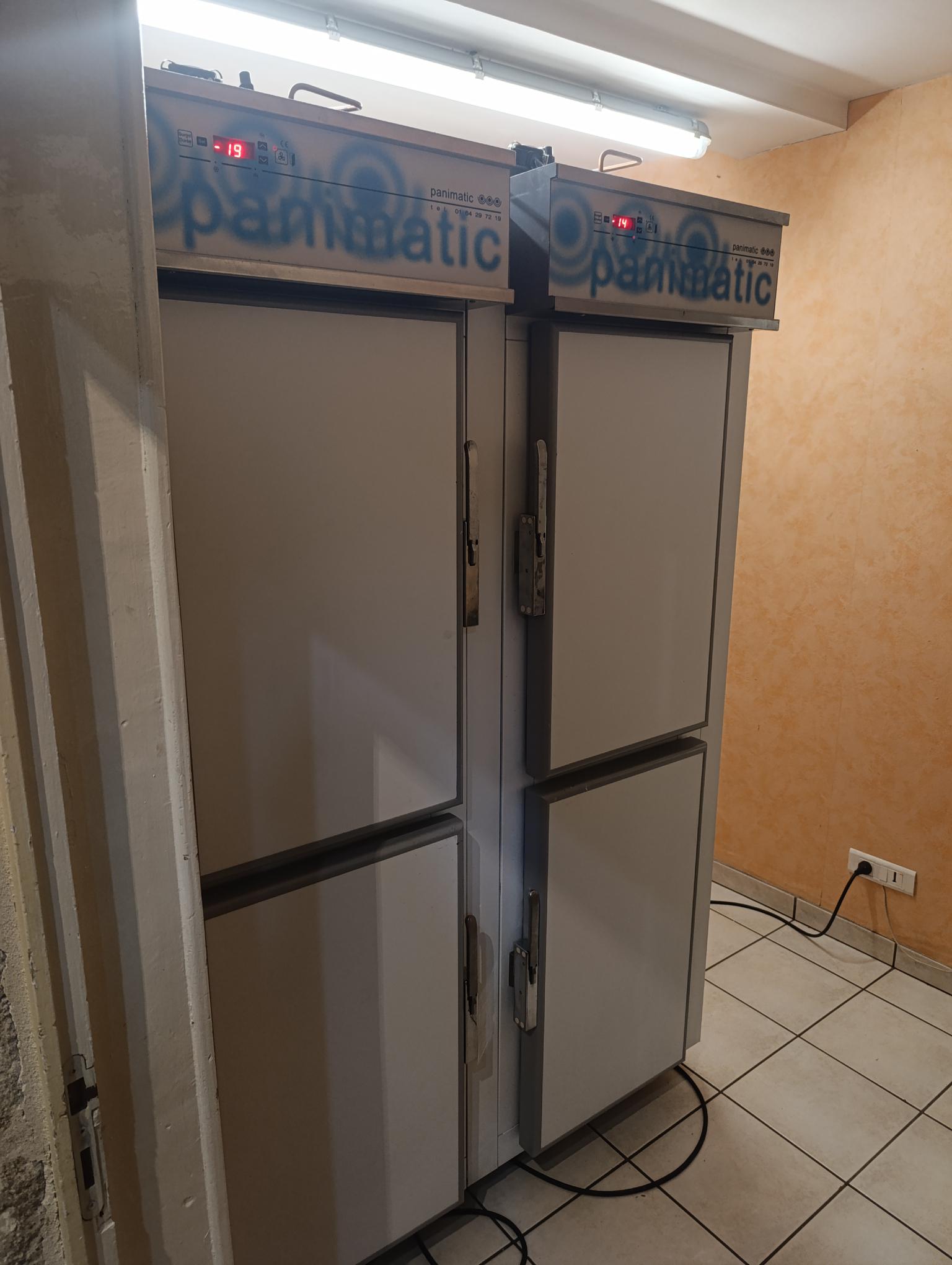 Vends pâtisserie Chocolaterie Glacerie au cœur d'une ville thermale et touristique du bourbonnais.
Idéale pour première installation.
Matériel en très bon état.
Descriptif : 

-	Four ventilé 8 plaques Pavailller + étuve
-	2 tours réfrigérés 3 portes
-	Batteur 20L 40L Bongard
-	Robot coupe R35
-	Chambre froide
-	Machine à chantilly
-	Congélateur surgélateur 4 portes Panimatic
-	Congélateur 2 portes Odic
-	Congélateur 6 portes Odic
-	Cellule de refroidissement et surgélation
-	Eplucheuse à pommes de terre Robot Coupe
-	Enrobeuse chocolat Gold2

Horaires d'ouverture :
- Du mercredi au samedi : 7h-12h30 15h-19h
- Dimanche : 7h-12h30
5 semaines de congés par an
Appartement :
- 1er étage :  cuisine, salon/salle à manger, WC + lavabo
- 2ème étage : trois chambres climatisées et salle de bain et WC
Possibilité d'achat des murs