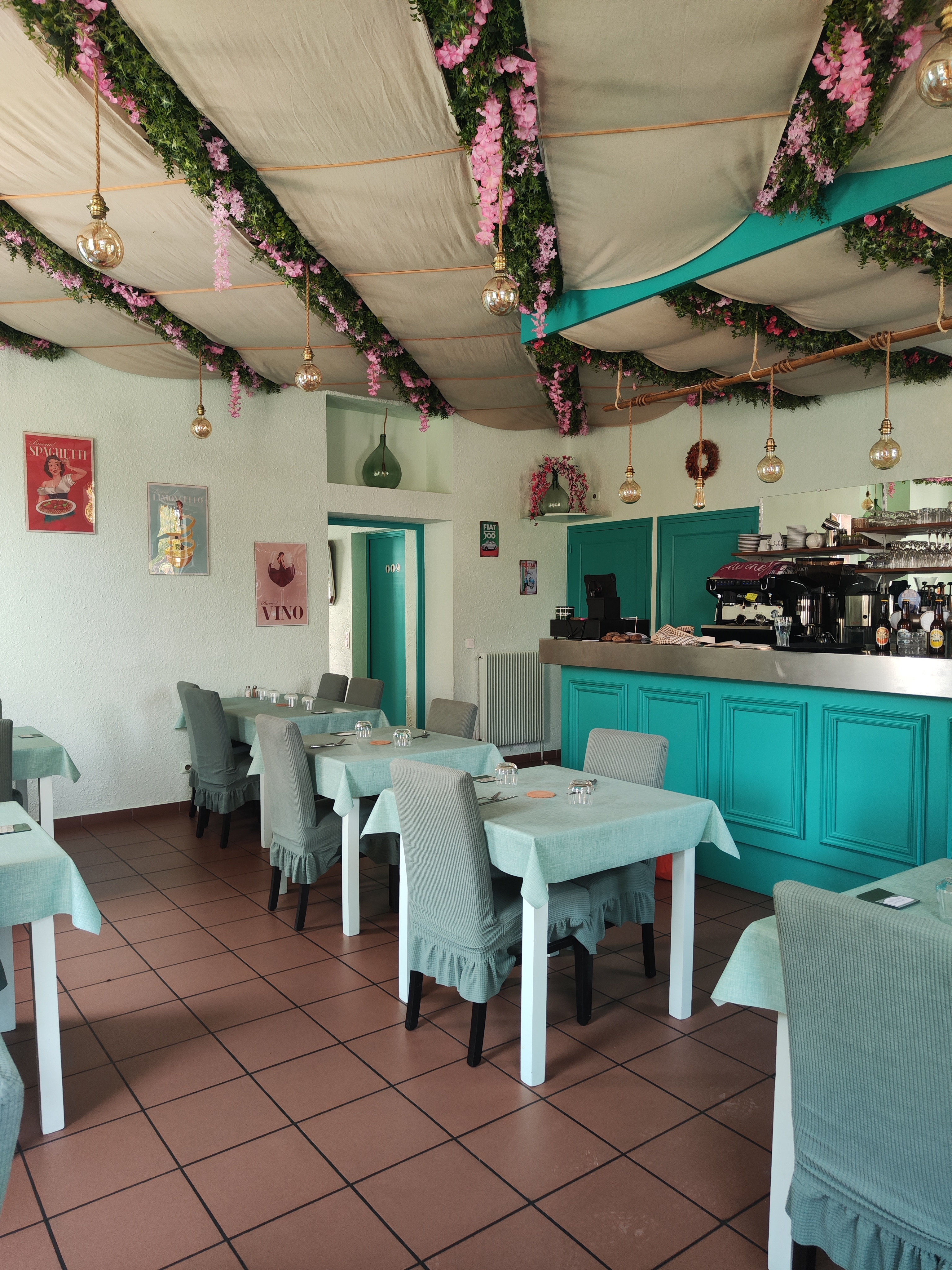Emplacement & Cadre 
Établissement idéalement situé à Lanzac, au cœur du village. Bénéficiant d'une visibilité optimale sur un axe passant, ce restaurant dispose d'un accès facile avec un parking dédié pour la clientèle.
Disponible dès octobre, cet établissement est conçu pour une exploitation à l'année.
Des Infrastructures Complètes
Le restaurant propose une capacité d'accueil modulable:
Intérieur : 
Deux salles de restaurant (28 et 10 places) 
cuisine de 30 m² équipée 
Extérieur : Une terrasse à l'arrière et une vaste terrasse couverte de 40 places pour les beaux jours.
Logement de Fonction Inclus
Pour votre confort, un appartement spacieux de 80 m² est situé juste au-dessus du restaurant. Il se compose de :
3 chambres lumineuses.
Une cuisine.
Un grand salon / salle à manger.
Conditions Financières
Loyer mensuel : 583 HT €