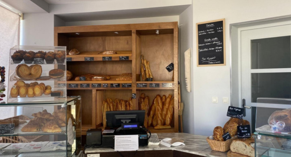 Située en plein centre-ville, cette boulangerie-pâtisserie bénéficie d’un emplacement stratégique avec une excellente visibilité. L’affaire, prête à être exploitée, offre une surface totale de 300 m² parfaitement adaptée à la production et à la vente. Le matériel est en bon état et permet une activité immédiate sans investissement supplémentaire important.

La boutique propose une large gamme de produits : pain et baguettes traditionnelles, galette des rois, Paris-Brest, cornu et autres pâtisseries.

Prix de vente : 330 000 € incluant le fonds

Points forts de l’affaire : emplacement central attractif, matériel en bon état, clientèle fidèle et possibilité de développer l’activité.

Cette boulangerie-pâtisserie représente une opportunité idéale pour un artisan souhaitant s’installer dans un secteur dynamique et profiter d’une affaire rentable dès le départ.

Pour plus d’informations ou pour organiser une visite, merci de nous contacter