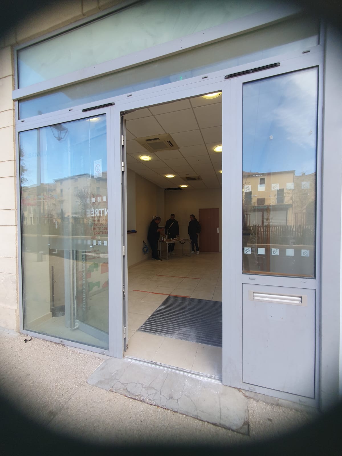 LOCAL EN RDC, POUR COMMERCE OU LOCAL ASSOCIATIF, A LOUER
23 cour de la Place, Saint-André-de-Sangonis (Hérault, 34) - lien google Map

Quoi :
- Local d’activités (ancienne agence bancaire), de 90 m² : un espace accueil de 30 m², un sanitaire de 6,4 m², un bureau de 11 m², un local technique de 4 m², 38 m² en arrière boutique accessible par un palier de 4 marches
- cave mutualisée avec un autre occupant
- accès direct sur le cour de la Place
- Le 1er étage est loué : bureaux et studio d'enregistrement de Radio Pays d’Hérault

Où : Saint-André-de-Sangonis, Hérault (34)

Pour qui :
- Des activités qui contribuent au dynamisme de la commune
- Des propositions nouvelles et complémentaires à l’offre existante
- Statuts associatifs ou coopératifs (SCOP ou SCIC) de préférence
- Travail avec des partenaires d’accompagnement à la création d’activité (ADEFPAT, Initiative France, France Active, URSCOP…)

Comment :
- Loyer mensuel : 550 €HT, soit 6,1 €HT/m² 
- Loyer progressif sur les 3 premières années (50% année 1, 60% année 2 et 90% année 3)
- Local disponible immédiatement. Pas de travaux à prévoir (hormis aménagements intérieurs).
- Local d’activités (90 m²) :
- Bail commercial locatif 3-6-9
- Possibilité de rachat du local

POURQUOI RÉPONDRE A CET APPEL A PROJET ?
- Local situé en plein cœur de bourg, sur une place rénovée et dynamique
- Local rénové en centre-bourg, accessible PMR, espaces de stockage disponibles
- Collectivités locales soutenantes et accueillantes
- Accompagnement par des partenaires techniques et financiers
- Bénéfice des réseaux, de la visibilité et de la communauté de Villages Vivants

PRÉSENTATION DU TERRITOIRE 
Communauté de Communes de la Vallée de l’Hérault : 
- 28 communes, 410 000 habitants
- Politique dynamique d’attractivité économique du territoire
- Proximité avec des espaces naturels et lieux touristiques prisés : le Lac du Salagou, le pic Saint-Loup.
Commune de Saint-André-de-Sangonis :
- 6 300 habitants, 30 minutes au nord de Montpellier
- proximité immédiate avec l’axe autoroutier A750

CE QUE VILLAGES VIVANTS VOUS APPORTE
- Loyer progressif et mesuré, local rénové
- Appui au montage de projet
- Visibilité et communication
- Mise en lien avec les acteurs locaux 

PROCESSUS DE SÉLECTION 
Les dossiers complets de candidatures sont à télécharger sur le site Internet de la Communauté de Communes et à déposer jusqu’au 30 juin 2026 inclus.
Pour toutes questions : economie@cc-vallee-herault.fr

En savoir plus : https://villagesvivants.com/actus/local-commercial-a-louer-a-saint-andre-de-sangonis-herault/