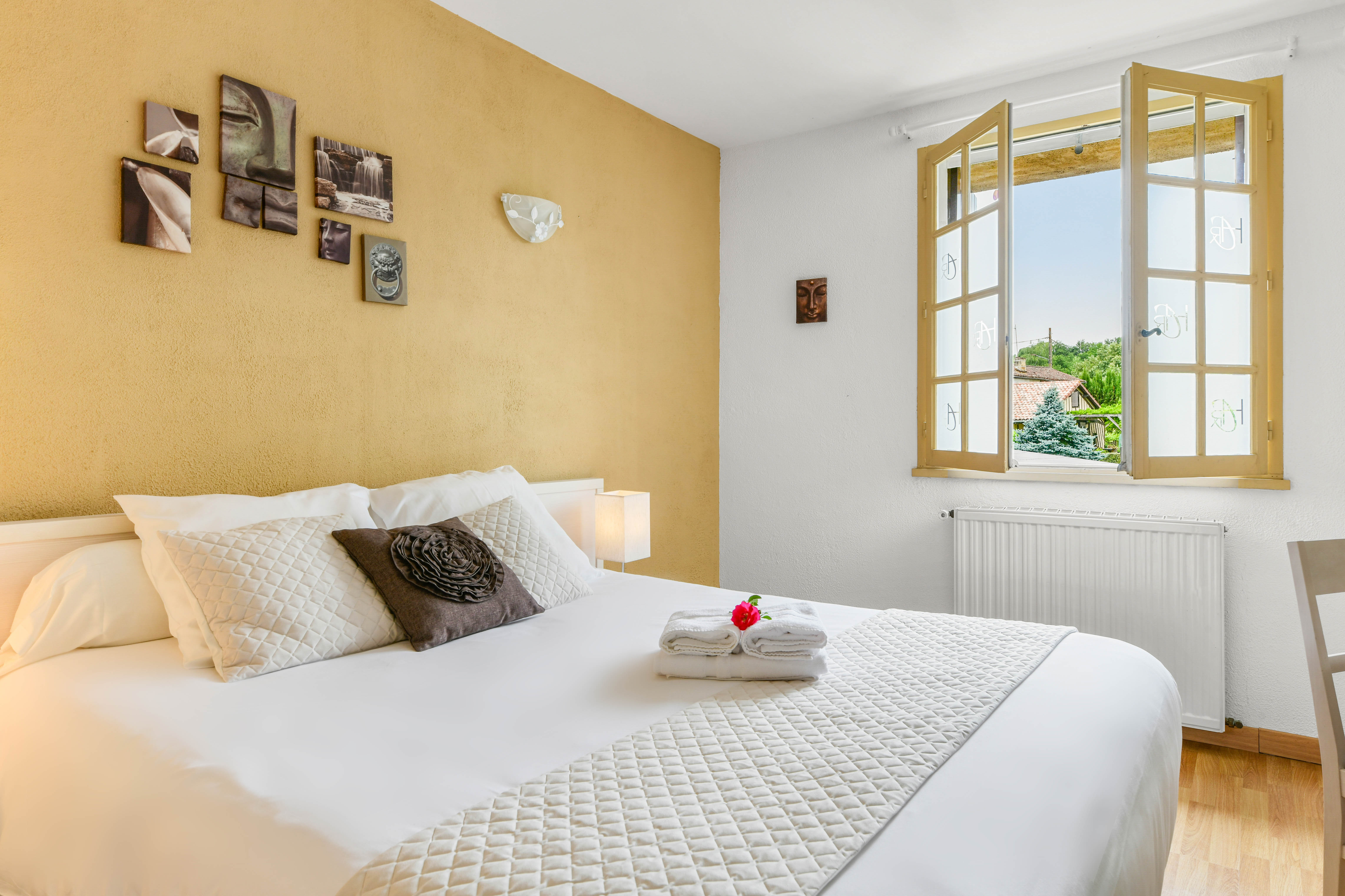 🏆 Une affaire clé en main, prête à performer ! 🏆
Nous mettons en vente notre Hôtel 3 étoiles - Restaurant Logis de France, une adresse reconnue pour son accueil chaleureux, sa cuisine savoureuse et son confort. Un coin de paradis, au calme, dans le Gers.
✨ Une belle reconnaissance : nous avons récemment reçu le Trophée Satisfaction Client Logis 2025 , preuve de la fidélité et de la satisfaction de notre clientèle.
🔥 Ce qui vous attend :
✅ 9 chambres tout confort avec climatisation réversible 🏨
✅ Deux salles de restaurant pour s’adapter à toutes les envies 🍽️
✅ Un bar avec licence IV, idéal pour une activité dynamique 🍷
✅ Un patio aménagé de 48 places avec mobilier neuf et cuisine extérieure équipée 🌿🔥
✅ Une cuisine de chef hautement équipée ( 2 fours mixtes Frima, pacojet, cellule de refroidissement…) 👨‍🍳
✅ Une plonge rénovée récemment avec lave-vaisselle haut de gamme Hobart (valeur 16 000 €)
💰 Un business rentable et stable :
📈 Exploité par un couple et un serveur, pour un modèle rentable et humain
📊 CA 2024 stable par rapport à 2023, preuve de la solidité de l’activité
🏡 Un cadre de vie idéal :
🛋️ Appartement de fonction 3 chambres, 2 salles d’eau, cuisine équipée et salon
🎒 Commodités à 50m : école, maison d’assistantes maternelles, tous commerces et maison médicale
🏫 Collège et lycée à 10 min, parfait pour une vie de famille
✨ Une opportunité à ne pas manquer !
🏠 Murs : 500 000 €
📜 Fonds de commerce : 150 000 €
🏡 Ensemble immobilier (murs + fonds) : 650 000 €
Après 13 ans d’investissement et d’amour dans cet établissement, nous sommes prêts à transmettre le flambeau 🔥.
📞 Contactez-nous vite avant qu’il ne soit trop tard ! 📩
06.85.66.64.81
#TrophéeSatisfactionClient #LogisHôtels #HôtelRestaurantDuCommerce #InvestissementCléEnMain #VieDeVillage #RepriseIdéale
— à Estang.