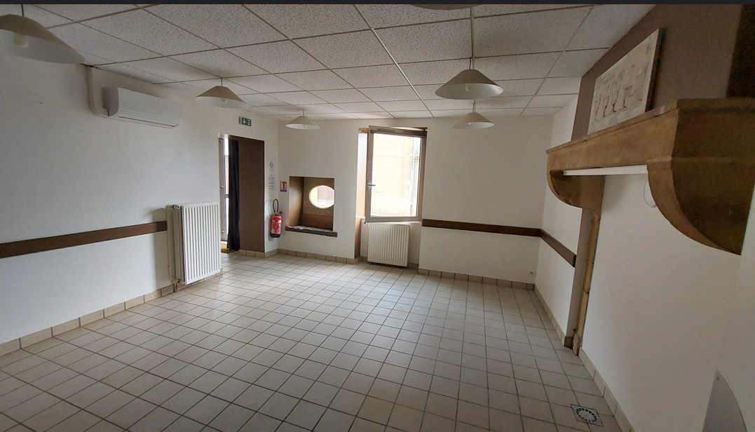Bar-restaurant de charme, convivial et au coeur du bourg, vous attend ! La commune est propriétaire des murs et de la Licence IV, qu'elle met à disposition du futur exploitant. Saint-Julien-de-Civry est un joli bourg bourguignon entre charolais et brionnais, au charme et à l'identité affirmés. Plusieurs commerces animent ce village de près de 500 habitants (boulangerie, coiffeur, cabinet médical et infirmier, cabinet vétérinaire, une médiagora et un marché mensuel, notamment et de nombreux artisans locaux). Un tissu associatif riche et dynamique propose animations et temps forts conviviaux. Ce bourg est authentique, niché au creux du bocage charolais et son restaurant, un lieu attendu de bonne chère et de partages ! 
L'ensemble proposé par la commune se compose ainsi :
- en rez-de-chaussée, une surface totale de 75 m2 (bar de 20 m2, salle de restauration de 20 m2, une véranda de 20 m2 et une cuisine de 15 m2). Soit, 3 espaces d'accueil (véranda, bar, salle de restauration).
- au 1er étage, 75 m2 de logement (T3)
- chauffage par climatisation réversible et chaudière au fioul en appoint.
Les locaux sont loués nus, le candidat doit prévoir l'équipement cuisine (hormis la hotte et la plonge installées), salle et bar.
Loyer pour l'ensemble : 420 euros HT mensuels (plus 1 mois de caution)