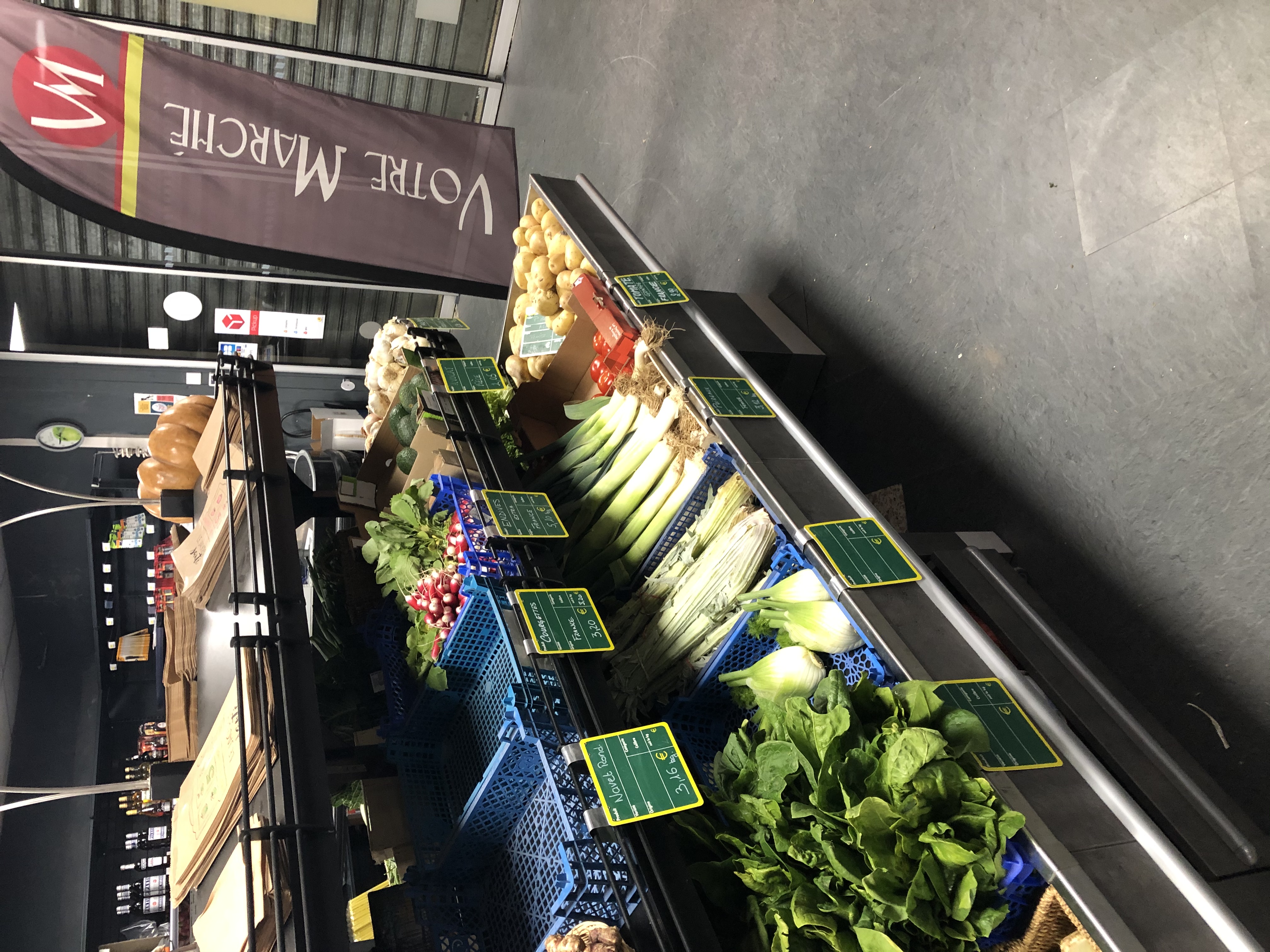 Vendons 2 épiceries ,de village non franchisées distantes de 8km dans le nord Vaucluse (Enclave des Papes )que mon épouse et moi tenons depuis plus de  12 ans puisque l'heure de la retraite a sonnée. Commerces multi services (FDJ,Traiteur , Poste, relais colis ) avec une clientèle régulière