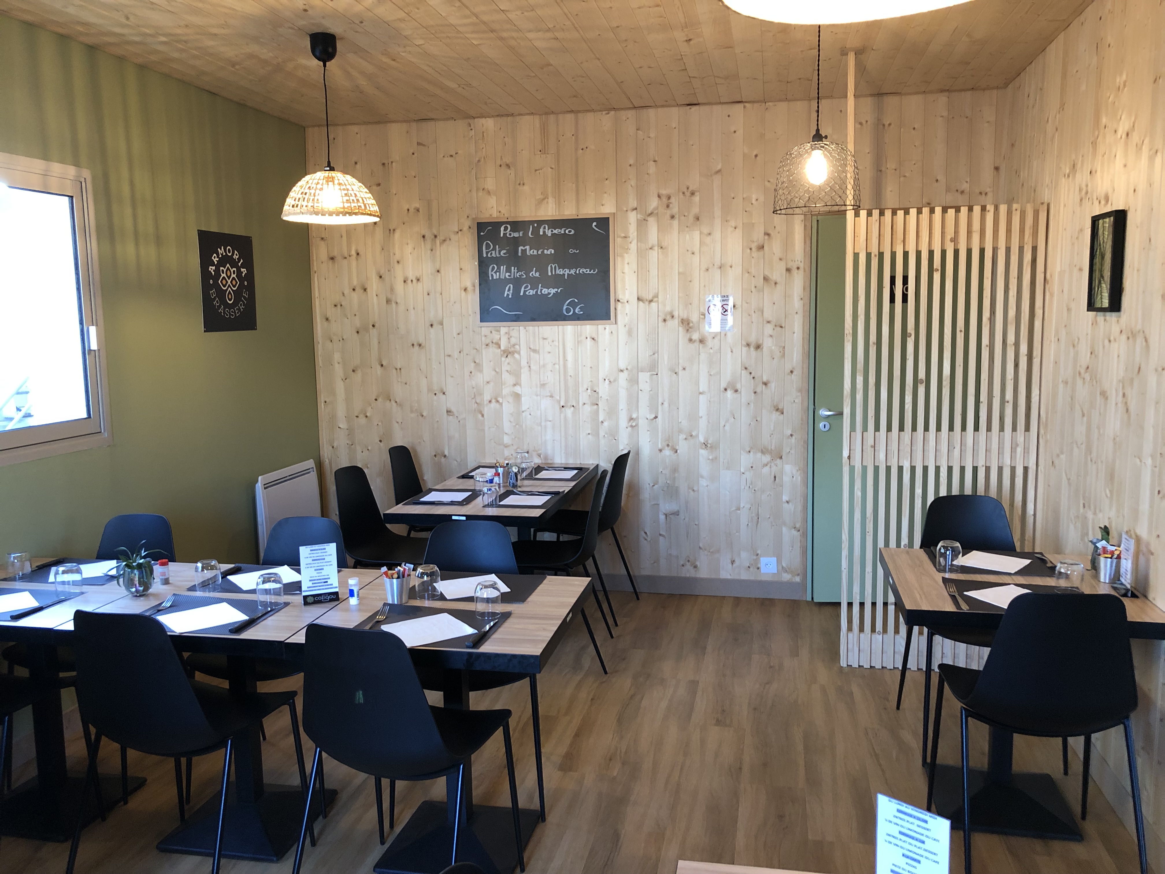 Vend Bar restaurant , murs et fonds, dans une commune de 3200 habitants, proche de Morlaix, sur un axe passant entre Finistère Nord et Sud.
Établissant entièrement rénové en janvier 2022, capacités de 70 couverts intérieur et 40 en terrasse, chiffres d’affaires en net progression depuis 2022, aujourd’hui n’est pas exploité à 100%, ouvert du lundi au jeudi de 7h30 à 14h00 et le vendredi et samedi jusqu’à 21h00.
Possibilité de développer les après midi et le soir en semaine.
Type de restauration, pizzas, burgers, plats cuisinés.
A l’étage un appartement en duplex entièrement rénové en 2023, il se compose de 5 chambres, 2 salles de bains, 2 wc, séjour / salon, cuisine équipée, balcon de 10m2