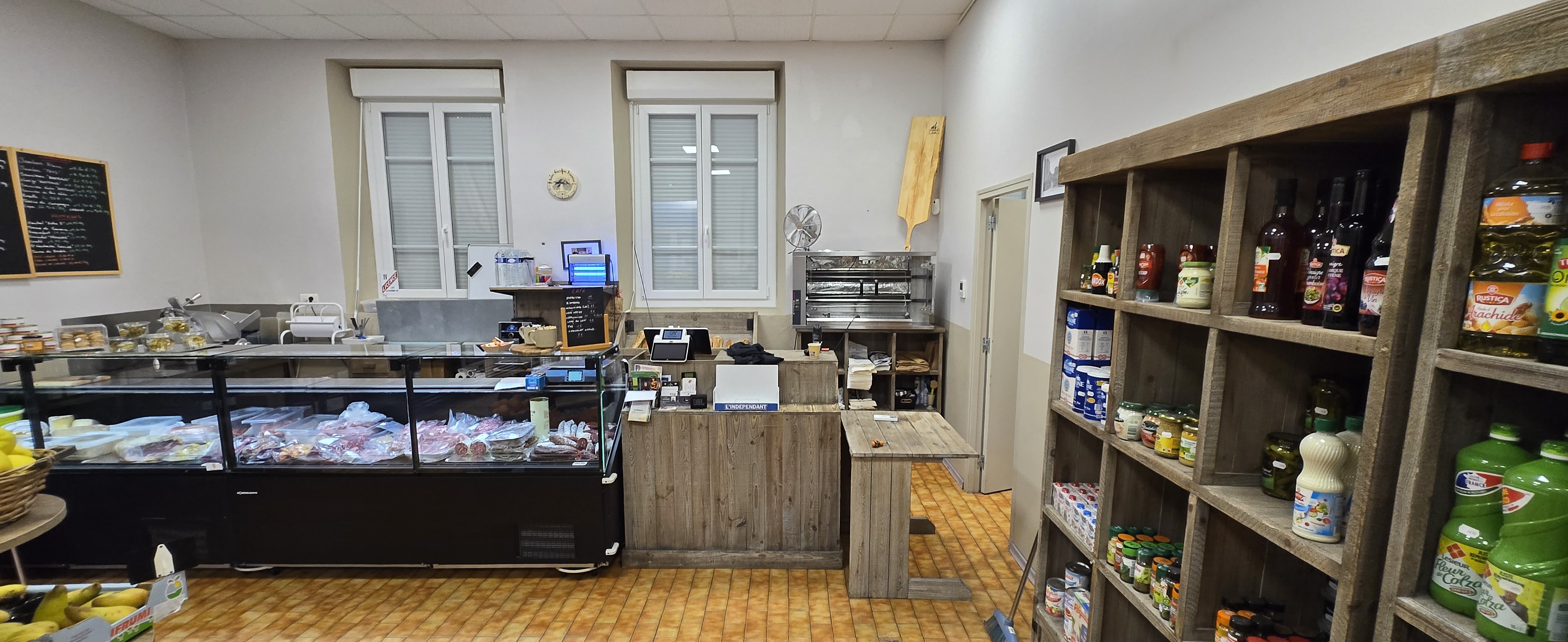 À vendre, fonds de commerce d’une épicerie de proximité située au cœur des Corbières, à Saint-Jean-de-Barrou.
Créée en 2022, l’épicerie bénéficie d’un bon ancrage local et d’une clientèle fidèle, composée des habitants du village et des communes environnantes. L’activité est complétée par une clientèle de résidences secondaires et de touristes, particulièrement présente les week-ends et durant la période estivale. Le commerce travaille également avec plusieurs mairies et comités des fêtes des villages alentours.
L’épicerie propose une offre alimentaire diversifiée : produits de première nécessité, fruits et légumes, viande, charcuterie, fromages, vins et dépôt de pain. Cette activité est complétée par une offre de planches, tapas, petits-déjeuners et apéritifs, permettant de diversifier les sources de chiffre d’affaires et offrant encore des possibilités de développement.
Le commerce est exploité dans un local d’environ 89 m² avec terrasse couverte de 30 m², appartenant à la mairie et bénéficiant d’un loyer très attractif de 300 €/mois.
L’établissement est entièrement équipé, avec du matériel neuf ou en très bon état. Aucun investissement majeur n’est à prévoir pour la reprise.

Chiffre d’affaires : environ 325 000€ en 2025
Prix de cession du fonds de commerce : 100 000€ 

Opportunité à saisir pour un repreneur souhaitant s’investir dans un commerce de proximité bien implanté et à taille humaine, au cœur de l’environnement rural et touristique des Corbières.