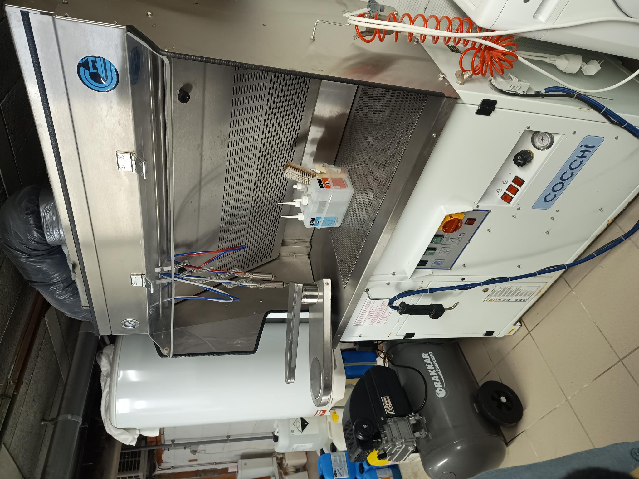 Cède un fonds de commerce de pressing, blanchisserie, vente de produits de mercerie et laine.
Situé dans une bastide médiévale au Nord-Ouest du département du Lot-et-Garonne, aux portes de Saint Emilion en Gironde, de Eymet en Dordogne, avec une clientèle sur environ 20 kms. Pas de concurrence sur le secteur. Clientèle fidélisée et variée composée essentiellement de propriétaires de gites, de particuliers.
Bonne notoriété liée à la qualité des prestations et à un bon relationnel. 
L’affaire fonctionne avec uniquement la dirigeante.
Local boutique lumineux d’environ 35 m², une zone technique de plus de 70 m2 avec matériel et équipements complets et entretenus (1 machine à laver de 18 kg, un machine sèche-linge de 24 kg, une table à repasser, une table à détacher et une emballeuse murale, 1 emballeuse à main). 
Une réserve de 10 m2 et une salle de repos de 20 m2. Loyer annuel de 6000 €
Ouvert du jeudi au samedi, travail hors ouverture les mardi et mercredi matin. 
Possibilité de développement de l’activité en augmentant l’ouverture public notamment pour la partie vente laine, mercerie, la possibilité d’inclure un espace retrait colis. Chiffre d’affaires constant à plus de70 k€
Prix du fonds : 60 k€
L’affaire est disponible immédiatement. 
Possibilité d’être accompagné par un conseiller de la Chambre de Métiers et de l’Artisanat du Lotet-Garonne