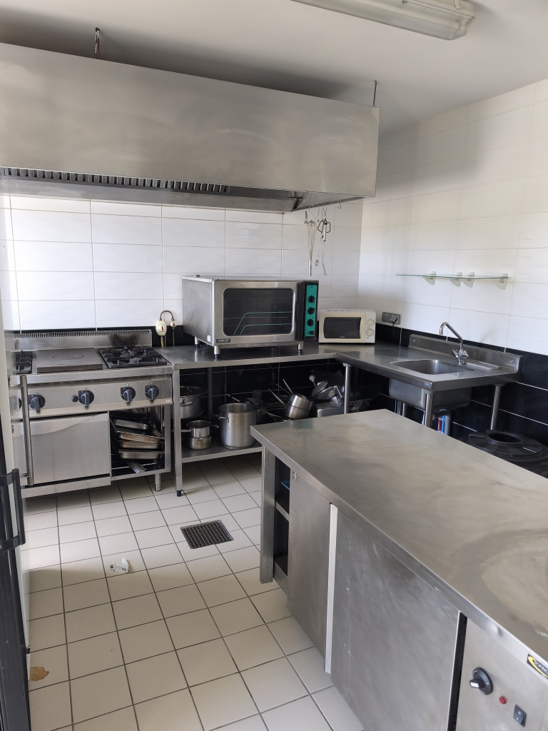 La commune de Montmort recherche un exploitant pour son Restaurant (avec Licence IV).
Salle de Restaurant de 40 couverts + terrasse de 50 couverts.
Clientèle locale recherchant une cuisine créative et de qualité. 
Conviendrait à un couple de par la difficulté de recruter du personnel.
Possibilité de développer une activité de traiteur avec salle communale à proximité.
Entre Charolais et Morvan, située à 40 kms de Paray-le-Monial et d'Autun, la commune de Montmort possède de nombreux chemins de randonnée très convoités.
Cuisine et salle équipées, pas d'investissement à prévoir pour le preneur.
Possibilité de se loger à l'étage avec 2 pièces et sdb.
Bail dérogatoire avec loyer de 500 € /mois comprenant immobilier commercial, logement, équipement et licence IV.