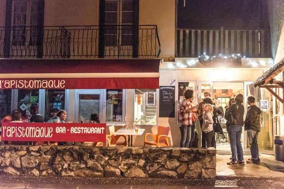 Véritable institution, ce restaurant avec licence IV est situé dans le Val d'Azun, dans le magnifique village dynamique et touristique qu'est ARRENS MARSOUS. C'est à l'entrée du Parc National des Pyrénées, au pied des cols mythiques du Soulor et d'Aubisque. Ce fond de commerce, ouvert depuis 10 ans, accroît son chiffre d'affaire tous les ans depuis son ouverture, grâce a son emplacement de grande affluence. Le restaurant a une capacité de 65 couverts en salle, 30 sur le patio et 20 en terrasse. En haute saison, jusqu'à 200 couverts/jour. Le restaurant fonctionne très très bien, c'est un lieu de vie du village, il rassemble toutes les générations, surtout lors des concerts organisés . Cet établissement joue un véritable rôle dans la vallée, dans une ambiance extrêmement conviviale. 
Plusieurs activités complémentaires: Snacking, boulangerie( la seule du village), tabac/française des jeux. 
Excellente réputation pour ce lieu qui travaille à la fois avec une clientèle locale et touristique. Equipé et fonctionnel, avec une bonne rentabilité, ce fond offre de belles perspectives de développement.
Points positifs: -Affaire rare sur ce secteur prisé et très touristique. -Affaire extrêmement dynamique, en pleine évolution depuis 10 ans et avec un potentiel d’amélioration en termes de CA.   
Possibilité d'acheter les murs.

Votre Ethikk agent : GAUBERT Karla RSAC n°914 928 148Le prix indiqué comprend les honoraires à la charge de l’acheteur : forfait de 4,55% TTC du prix du bien hors honoraires. (Soit 15 000 euros)Prix hors honoraires : 330 000 euros