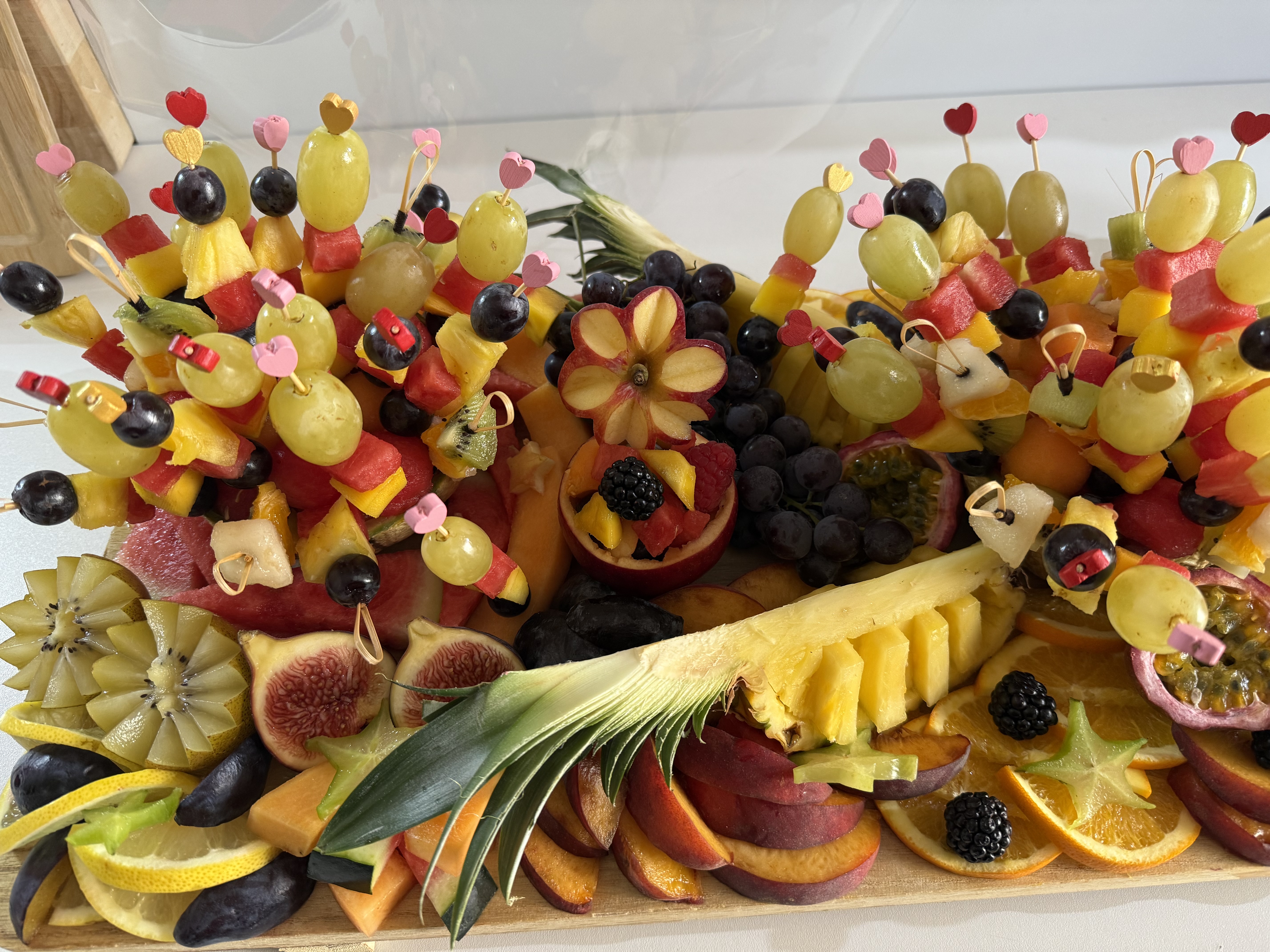 Bonjour 
Je vends mon épicerie fine avec produits locaux , fruits et légumes, charcuteries et fromages .
J ai développé les planches apéritives, les plateaux raclette , planches fruits ect…
Concept qui peut encore être développé.
Je suis à Nyons en Drôme provençale ville tranquille avec école privée ou public de la maternelle au lycée.
Le magasin fait 46m2 plus une réserve , toilettes et bureau et une grande chambre froide.
Matériel récent, rien à prévoir.
Magasin climatisé. Parking face au magasin gratuit. 
Clientèle fidèle.
Je sers aussi les restaurants en fruits et légumes.
Le magasin est vendu avec un Renault trafic frigorifique L2H1 entretien à jour.
Ce véhicule peut être dissocié à la vente.
Je reste à votre disposition.
Isabelle