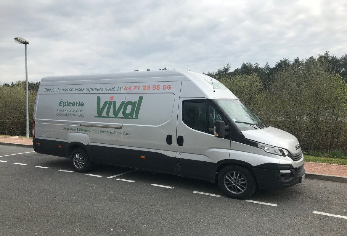 Au c?ur d?un charmant bourg de 190 habitants, à vendre épicerie de village  avec une enseigne nationale qui garanti son indépendance tout en proposant un soutien agréable pour son exploitation.  Idéal pour une exploitation en couple. Situé sur une route nationale avec parking proche de la station de ski Le Lioran.
Au c?ur du village, une boulangerie, un hôtel restaurant Tabac et FDJ, un camping qui vous amènera une clientèle ainsi qu?un marché d?été. 
L?épicerie du village propose différents services tel que l?alimentation générale, charcuterie et fromage à la coupe, dépôt de gaz, relais colis, point vert etc?
A la vente de l?épicerie s?ajoutent des tournées de camion ambulant sur nos belles routes avec une clientèle fidèle et une possibilité de développer les tournées.
La surface de vente est de 120 m2 avec une réserve et un bureau de 25 m2. Une chambre froide, 1 congélateur 3 portes et une vitrine réfrigérée de 6 portes, le tout sur une surface de vente refaite à  neuf en 2014.
Possibilité d?un appartement au dessus du magasin de 185 m2, comprenant 3 chambres dont une chambre avec 1 dressing, une mezzanine, 1 grenier, une salle de bain, une cuisine équipée, un cellier.
Je vous invite à nous contacter pour avoir plus d?informations, notamment sur le chiffre d?affaire et les modalités d?achat.