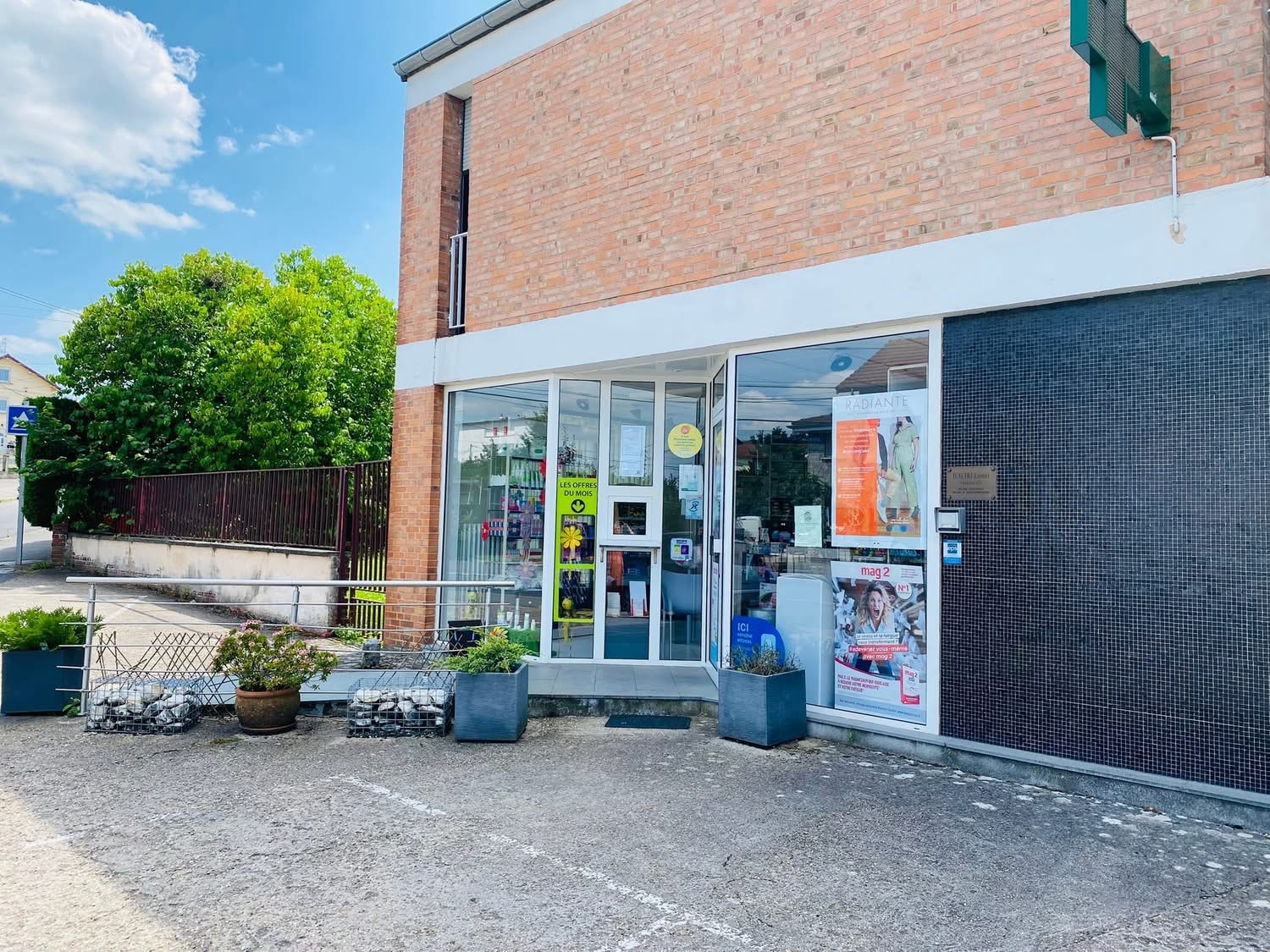 À VENDRE : PHARMACIE à Haucourt Moulaine (Saint Charles 54)  près du Luxembourg 

📊CA : compris entre 800 000 et 1 000 000 euros
📐 local: agréable, bien agencé, avec réserve, bureau et appartement attenant. 
👩🏼‍⚕️: 2 préparatrices en pharmacie 
🚘: parking attenant 
🏥: cabinet médical, dentiste et infirmières à proximité 

Clientèle fidèle, officine tenue depuis plus de 40 ans, pas de concurrence , CA stable 
Motif de la vente: départ à la retraite
➡️ prix: 30% du CA HT , crédit vendeur 
Possibilité vente mur 

📩 : daltri.lionel@wanadoo.fr