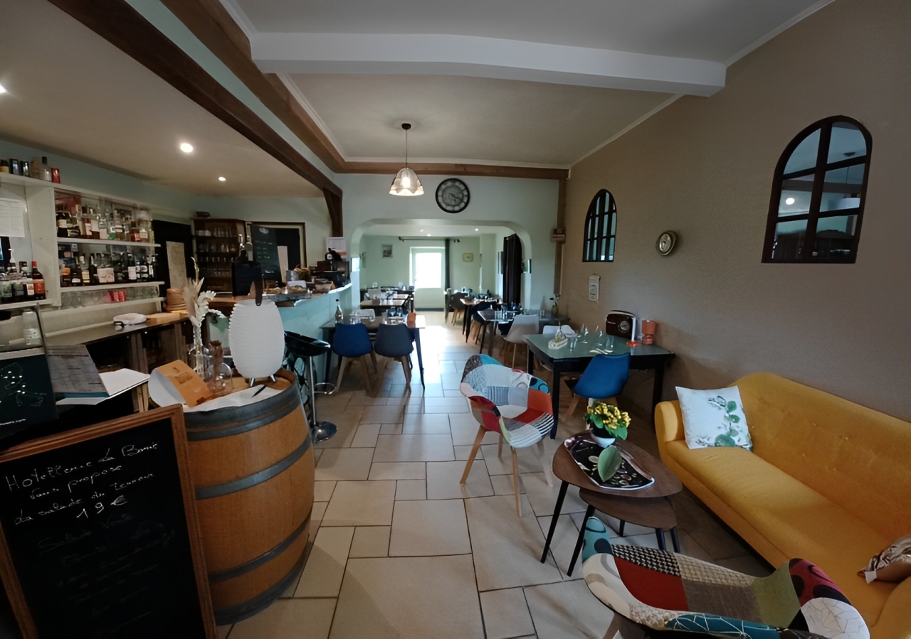 Fonds d'un hôtel-restaurant 2** de 8 chambres situé en plein coeur du Périgord noir a mi chemin entre Montignac Lascaux et Sarlat la Caneda.
Très bon taux d'occupation pour l'hôtel qui est affilié aux Logis.
Le matériel de cuisine et du bar récent, l'hôtel est aux normes, la commission de sécurité est passée en 2021. 
Assainissement individuel aux normes et refait à neuf en novembre 2022 avec garantie décennale.
Salle de petits-déjeuners de 18 couverts, salle de restaurant 22 couverts et terrasse de 30 couverts.
L'hôtel a entièrement été redécoré en 2018.
Piscine automatisée au sel de 8.5m X 6.50m.
Tout l'établissement est climatisé et contrôlé annuellement.
Un logement de fonction de 61m2 avec 2 chambres est situé dans l'établissement.
Possibilité d'achat des murs.