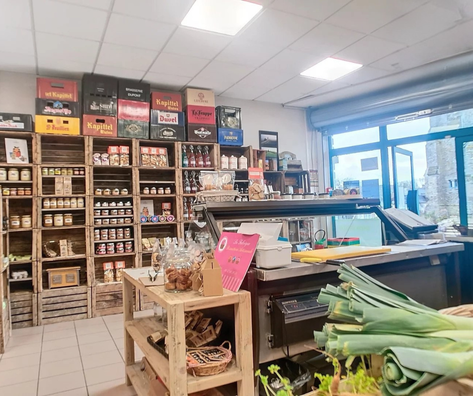 URGENT !! Cause Santé 
Sur la commune de SAINT-DIDIER fonds de commerce à céder. SAINT-DIDIER est une commune bretonne  proche de Vitré et de Rennes . Commune dynamique en plein développement grâce à un accès rapide à la voie expresse RENNES PARIS ; Commune de 2000 habitants . Supérette équipée et profitant d'un emplacement privilégié en centre bourg. Réel potentiel de développement du chiffre d'affaires pour une personne motivée ayant la fibre commerciale, le sens du commerce et souhaitant s'investir dans la commune. Cette épicerie à l'avantage de profiter de l'accompagnement de la marque PROXI. La commune est propriétaire des murs et propose un loyer modéré pour aide à la reprise. 300€/mensuel
Une surface de vente 70m² plus 50 m² de réserve et bureau. Équipement complet chambre froide, vitrines réfrigérée, rôtissoire etc...
Actuellement ouverte 5 jours par semaine ; fermée le lundi
Pour plus de renseignements 
Contactez moi  au 07 71 84 77 46