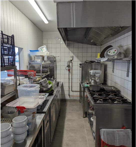 DESCRIPTION DU LOCAL

Emplacement commercial – Local rénové – Plusieurs activités possibles
Adresse : 28 avenue Louis Coudant, 58340 Cercy-la-Tour

Situé sur l'un des principaux axes commerçants de Cercy-la-Tour, ce local commercial d'environ 82 m² bénéficie d'une belle visibilité, d'un accès facile et de possibilités de stationnement à proximité.

Actuellement exploité en restaurant, il a bénéficié d'importants travaux de rénovation et offre de nombreuses possibilités pour accueillir un nouveau projet entrepreneurial.

Un local fonctionnel et rénové.
Surface totale d'environ 82 m².
Espace principal lumineux d'environ 46 m².
Façade commerciale largement vitrée donnant sur l'avenue Louis Coudant.
Espace cuisine et locaux annexes.
Sanitaires.
Possibilité d'une terrasse extérieure, sous réserve des autorisations nécessaires.
Stationnement à proximité.

Des travaux importants ont déjà été réalisés, notamment le remplacement de la porte d'entrée, des travaux d'électricité, de chauffage, de carrelage et d'aménagement intérieur, l'isolation du bâtiment ainsi que la réfection de l'étanchéité de la terrasse supérieure.

UN EMPLACEMENT AU COEUR D'UN TERRITOIRE DYNAMIQUE

Située dans la Nièvre, à proximité de Decize, Cercy-la-Tour (1683 habitants) bénéficie d’un tissu économique varié avec 2 grands groupes employeurs des secteurs de la logistique et de l’industrie, un secteur agricole important et de nombreux commerces et services de proximité : gare SNCF, professionnels de santé, pharmacie, commerces alimentaires, établissements scolaires et services publics.

La commune bénéficie également d'un environnement naturel attractif, à la confluence de plusieurs cours d'eau et à proximité du canal du Nivernais et de sa véloroute.

Ces atouts offrent des perspectives intéressantes pour une activité destinée à la clientèle locale comme aux visiteurs de passage.

DANS LE VILLAGE
Gare SNCF (axe Nevers-Dijon)
Professionnels de santé, pharmacie
Restaurants
Commerces divers (grande surface, boulangeries, boucheries, bars-tabac-presse, coiffeurs, garages, etc)
Industrie (automobile, transports)
Marché le jeudi matin
Camping, gîtes, hébergements touristiques
Ecoles, collège, centre social
EHPAD
Services (bureau de poste, taxis, artisans, réparation informatique, office de tourisme, maison France Services)
Artistes
Equipements culturels et sportifs, dont piscine municipale et aire de loisirs
Haras
Associations diverses
Médiathèque
Véloroute
Canal du Nivernais

UN PROJET A DEVELOPPER ?

Le local est actuellement aménagé pour la restauration et peut naturellement accueillir un nouveau restaurateur.

D'autres activités commerciales, artisanales, de services ou professionnelles peuvent également être étudiées, selon les besoins du porteur de projet, les possibilités d'aménagement et les autorisations applicables.

Le propriétaire souhaite privilégier un projet sérieux et durable, contribuant à la vie économique et à l'attractivité de Cercy-la-Tour.

CONDITIONS COMMERCIALES

Disponibilité prévisionnelle : à partir du 1er avril 2027
Loyer et conditions : communiqués sur demande, selon le projet présenté.
Location directe auprès du propriétaire.
Possibilité d'échanger sur les besoins d'aménagement du futur occupant.

Le matériel professionnel actuellement présent appartient à l'exploitant en place et n'est pas inclus dans la location. Toute éventuelle reprise devra être discutée séparément avec celui-ci.

CONTACT

SCI IKIGAI ASSOCIATES – Jean-Claude Mariau
Pour tout renseignement, présentation de projet ou demande de visite, merci de nous contacter.

Un emplacement à découvrir pour donner vie à votre projet à Cercy-la-Tour !

INFORMATIONS
Découvrez plus d'informations sur le territoire en visitant les sites internet de la Communauté de Communes Bazois Loire Morvan, de l'office de tourisme Rives du Morvan et de Cercy-la-Tour :
https://www.bazoisloiremorvan.fr/
https://www.rivesdumorvan.fr/
https://www.cercylatour.fr/
