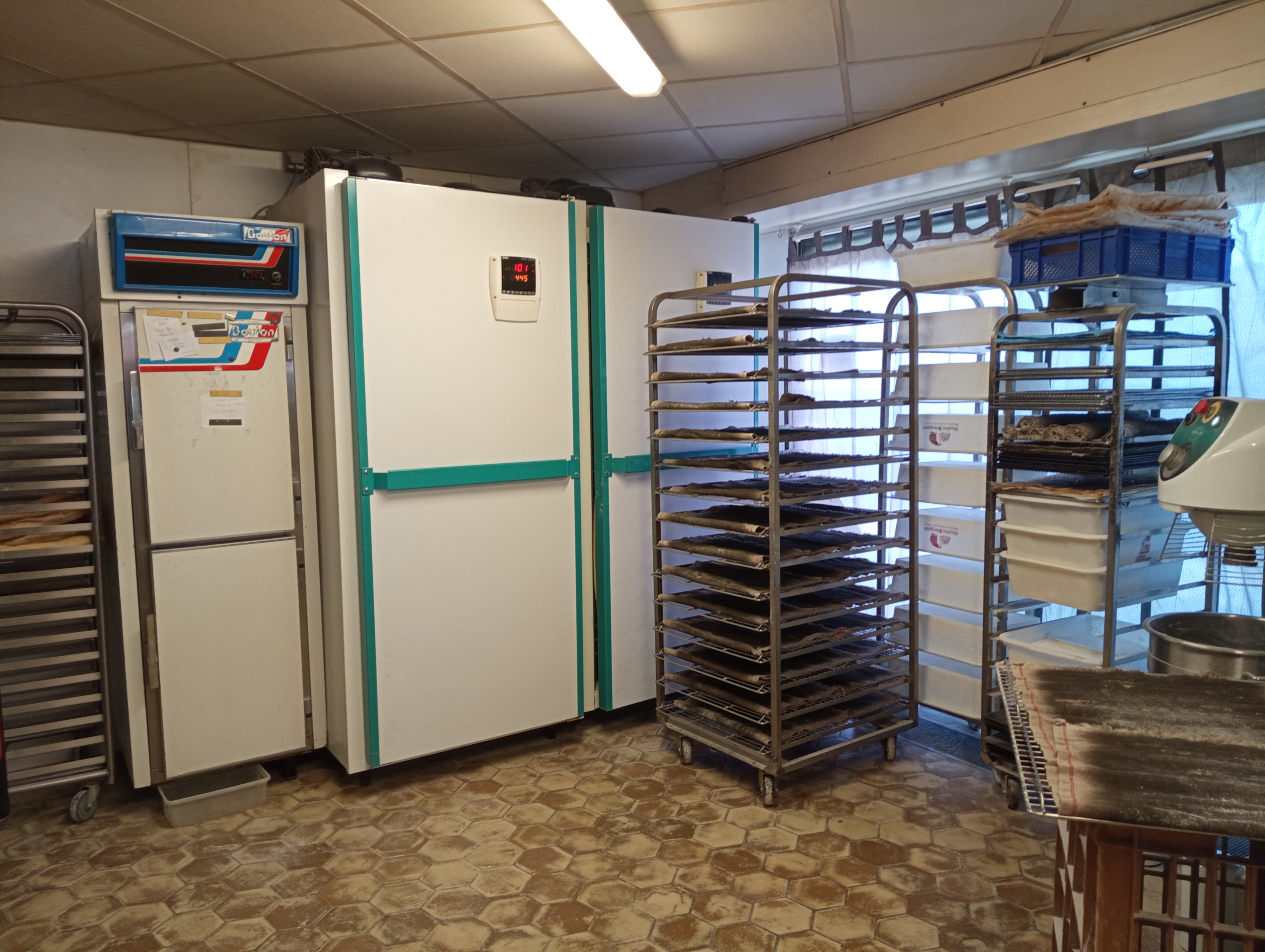 Boulangerie-pâtisserie à vendre dans charmant village de 2000 habitants en plein développement.
CA 137000 euros (8 semaines de congés par an).
Fermeture hebdomadaire 1 journée (lundi) et 2 après-midis (weekend).
1 Four à soles MAP de 2020, 1 four ventilé, 2 chambres de pousse, un frigo et un congélateur (-20 degrés) armoires, congélateurs coffres, laminoir...
Loyer 500 euros mensuel et charges d'électricité entre 500 et 600 euros par mois (compteur jaune).