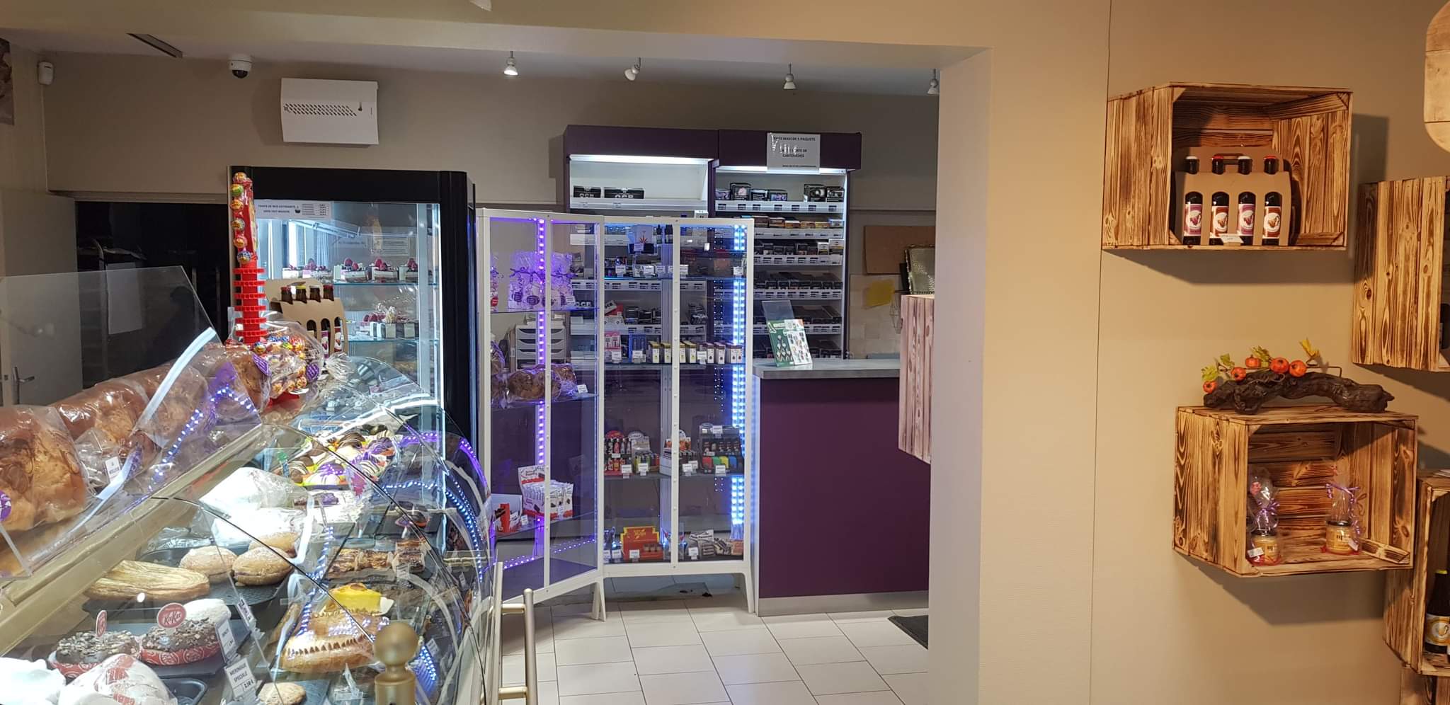 URGENT CAUSE SANTE !  80 000,00 EUROS 27% DU CHIFFRE D’AFFAIRES ! A vendre boulangerie pâtisserie snacking, licence IV et tabac (possibilité de l’arrêter), possibilité restaurant, bar tabac…., gros potentiel !
FERMETURE SAMEDI ET DIMANCHE. Ouverture du lundi au vendredi 7H00 19H00. 6 semaines de congés annuel.
1 vendeuse temps plein. 1 pâtissière 38h50.
FOUR AU FIOUL très bien entretenu, COMPTEUR BLEU
Travail avec le passage et les usines aux alentours Axe routier national 10. Grand parking.
Contrôle Véritas février 2025 vierge. 
Bail jusqu’en septembre 2027.
Loyer 1804,50 + charge env. 100 €
10 quintaux.
Chiffre d’affaires 300 645 Euros.     Prix de vente 80 000 €.
Possibilité d’acheter les murs via les propriétaires.
Très bonne affaire avec plein de possibilités, beaucoup de potentiel et de développement possible. Belle salle de snacking pouvant accueillir 14 personnes + terrasse d’environ 20 personnes.
Grande surface de vente, machine à café, vente de produits artisanaux et locaux et vente de produits de première nécessité qui peut être développée.
Vente du journal de la région mais la presse peut être développée également.
Labo pâtisserie et snacking, 1 fournil, vestiaires homme et femme avec WC. La disposition est faite en sorte que la marche en avant soit respectée. Tous les compresseurs froids ont moins de 6 ans sauf vitrine snack et une chambre de fermentation. Les cuves à fioul sont aux normes avec une réserve toute utilité.
Pour plus d’informations et de photos n’hésitez pas à nous contacter.
Labo pâtisserie :
Congélateur surgélateur Bongard 4 portes de 2020.
Chambre froide d’environ 6m2.
Tour réfrigéré 4 portes.
Four ventilé 4 plaques Panimatic.
Étuve Panimatic 12 plaques.
Batteur 20L.
Lave main à cellule.
Congélateur bahut.
2 fenêtres vue sur la vallée.
Chauffe-eau de 2023.
Fournil :
Pétrin Phebus de 40 litres de pétrissage axe oblique.
Diviseuse JAC rectangulaire 20 pâtons.
Façonneuse Bongard.
Repose pâtons JAC BM230.
2 chambres de fermentation contrôlée Panimatic.
Plan de travail bois avec laminoir Panirecord.
Four Bongard Cervap à fioul avec système de buée refait avec adoucisseur.
Lave main à genoux.
Porte sur extérieur et 2 lucarnes.
Couloir :
3 congélateurs portes.
Petite réserve ou possibilité d’en faire une douche (déjà installée).
Vestiaire homme avec toilettes
Vestiaire femme avec toilettes
Boutique :
Vitrine négative de vente.
Double vitrine positive.
Vitrine à boisson.
Vitrine pâtisserie 1m30 de long.
Vitrine viennoiseries 1m30 de long.
Vitrine snacking 2m10 de long.
Rayon à pain en fer forgé.
Microns ondes.
2 climatiseurs réversibles.
Point d’eau avec évier.
Trancheuse à pain.
Un meuble vitrine pour les produits locaux.
2 meubles vitrines.
Machine à café libre-service (café grain) sans contrat appartenant à la boulangerie.
À l’entrée un bar.
Une réserve arrière-boutique pour tabac, boisson, emballage…. Qui descend sur un grand garage (personnel) avec un ancien caisson actif pour stockage sec et celui-ci dessert une pièce pour le stockage de 2 grands congélateurs bahuts pour la boulangerie, et une grande pièce pour le stockage de la boutique (matériel éphémère …)
Porte d’entrée et de sortie vitrées et 3 ouvertures de murs vitrées.
Très belle luminosité.
Salle de snack :
Capacité 14 places.
Grande baie vitrée double porte sur terrasse. 
Côté personnel (environ 110m2) :
Belle habitation qui est attenante à la boulangerie mais avec entrée personnelle séparée et distincte.
La liaison entre le perso et le pro se fait par une pièce d’eau et WC.
3 chambres.
1 SDB baignoire avec WC et velux.
La cuisine et salle à manger est en contrebas du salon et donne directement sur une terrasse d’environ 40m2 sans vis à vis avec vue dégagée.
Pièce attenante à la cuisine (qui peut servir de buanderie).
Pièce chaufferie avec chauffage fioul et cave.
Le tout sur terrain d’environ 4000m2 reparti entre parking, jardin (env. 500m2) et clôturé et terrain attenant.
Système d’épuration en fosse septique accessible.
Grand portail qui permet de rentrer les véhicules dans le jardin.
Ensemble propre et entretenu.
Grenier non isolé sur toute la longueur du bâtiment.