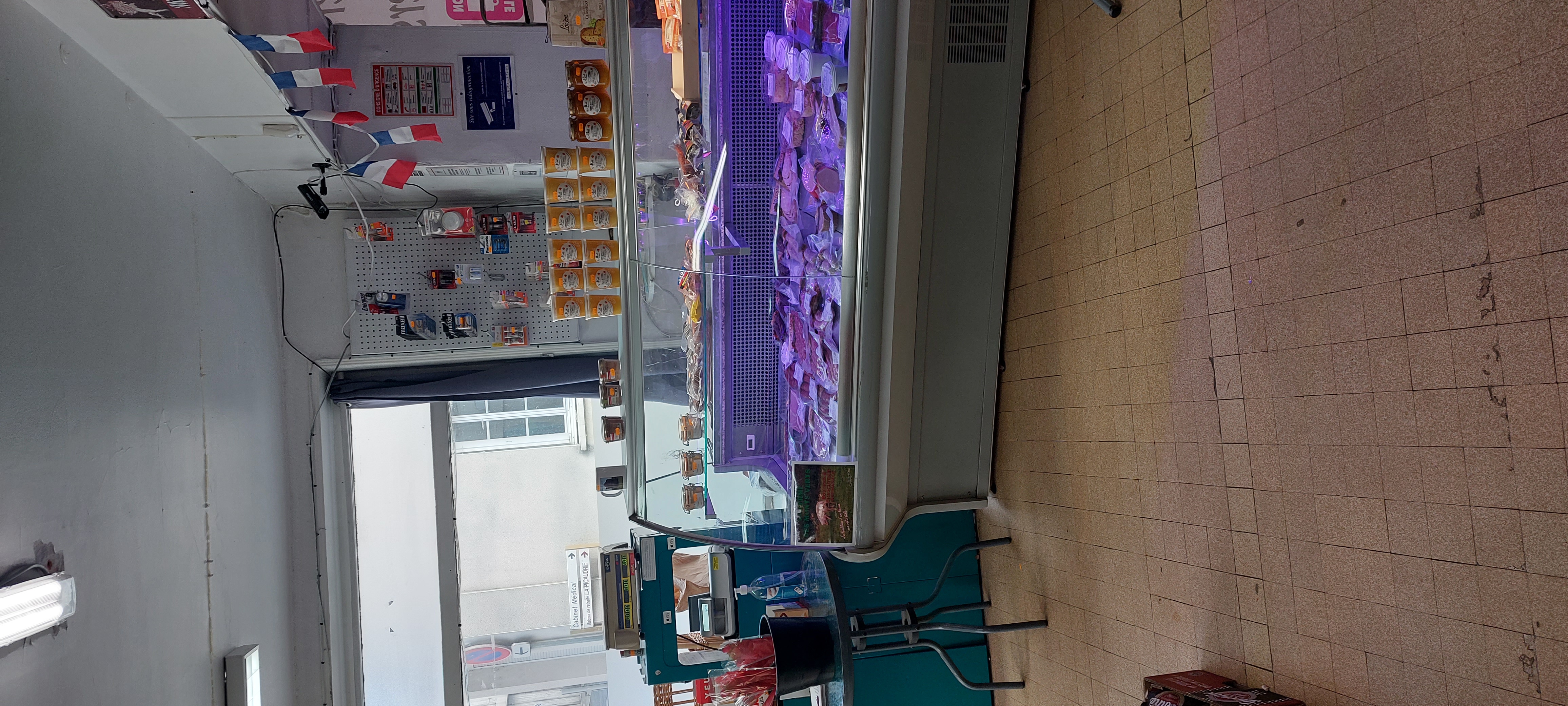 Vends Fonds de commerce Epicerie Bar dans un village Charentais qui se situe dans l axe Cognac-Angouleme - l affaire est très bien tenue depuis 6 ans, nous avons fidéliser nos clients, nous avons créés un espace Bar avec licence 3 et notre matériel est récent- le loyer commercial avec l appartement au dessus et du terrain est de 800 euros tous les trois mois  - nous n avons pas de personnel.