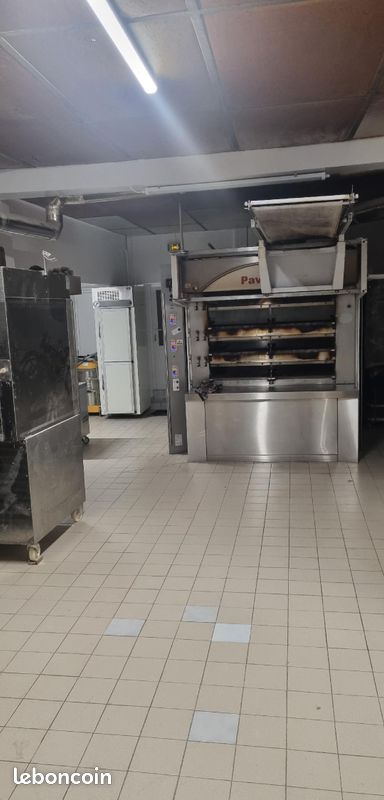 A Vendre Fonds de commerce
Boulangerie / Pâtisserie sans concurrence, située dans un petit village dynamique d'environs 1000 habitants avec toutes commodités : bar tabac, restaurants, coiffeur, école, une maison médical (3 docteurs, une orthophoniste , un phlébologue , un kiné , une sage femme, infirmières), une maison des services (poste, France service, msa etc ), une pharmacie, une supérette a 50m de la boulangerie (elle fait dépôt de pain uniquement quand on est en vacances), une base de loisirs avec camping et un lac où se pratique du téléski, ainsi que de nombreuses associations qui vous font confiance toutes l'année.
PETIT LOYER  de 450 euros pour le tout !
Le fond de commerce comprend : *un surface de vente d'environ 25m° refais a neuf en 2017 (vitrine réfrigérée et meuble à pains) et porte d'entrée changée en septembre 2025, d'un espace pâtisserie avec comme dernier achat un tour réfrigéré (2021), un four Pavailler 6 bouche, un grand coté boulangerie fonctionnelle et enfin une réserve de stockage de matière première
la totalité de surface de production est d'environs 200 m2
*une tournée avec porteuse à 18H/semaine
*un distributeur à pains
*une partie habitation avec 3 chambre à l'étage dont une suite parentale, cuisine et salon, le tout pour 110m°
*à l'extérieur vous pouvez y retrouver un garage et une partie cave ainsi qu'une cour fermée
Notre dernier CA est de 126000 (au 30/09/2025) prix de vente souhaitez 60000€

Je reste a votre disposition pour plus de renseignement
