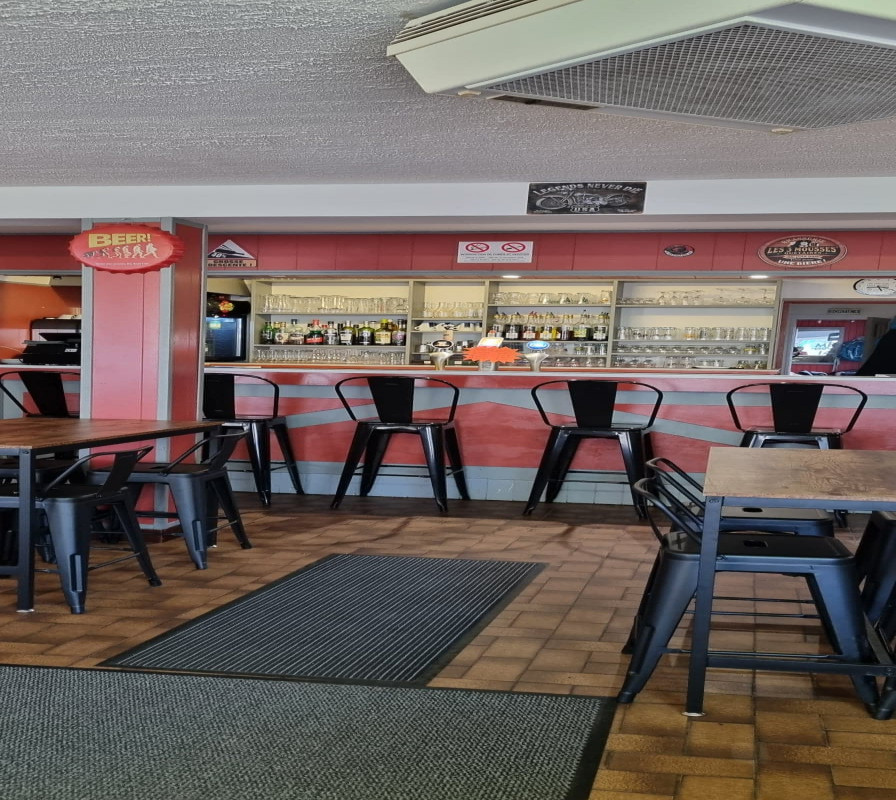 Sur la commune de Bourg lastic ,a 30 minutes de la station thermal du mont dore , vends bar restaurant, licence IV,et murs situé sur axe très passant (N89)
Menu ouvrier le midi et possibilité de développer la restauration le soir :capacité 40 places assises + extension possible 50 m2
Grande terrasse exploitable avec store banne 8*4 m (pas de droit d'occupation)
Mobilier neuf , cuisine spacieuse et très bien équipée , tout le matériel pour une activité de traiteur est également en place
Les murs sont indissociable du commerce et se compose d'un appartement de 100 m2 , 4 chambres ,un grand séjour avec meubles suspendus ,un grenier de 60m2 , d'une cave 50 m2
dépendances : 1 chalet bois 20m2 , un garage 80m2 et petit jardin a clôturer
chauffage fuel et électrique
prix du fond 80 000 négociable
murs 120 000 négociable