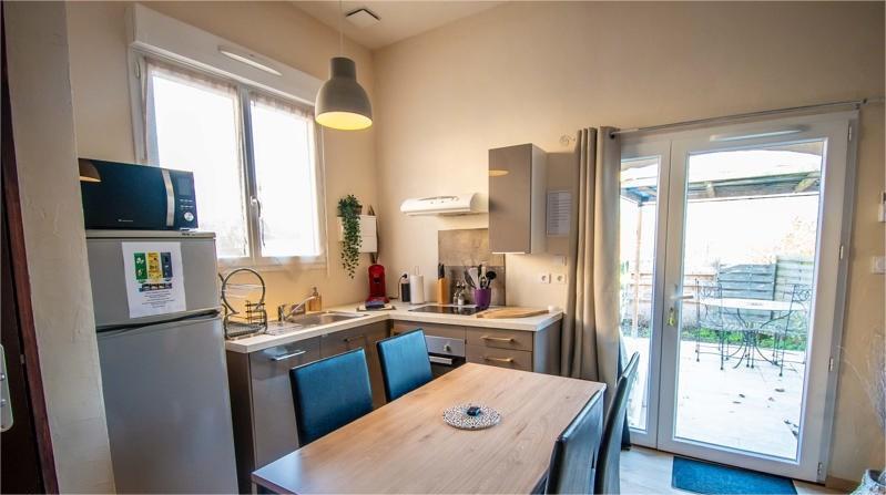 Propriété avec maison d'habitation et ses trois gîtes.
Situé à Beauteville, 31290, petit village paisible du Lauragais, à 8 minutes de Villefranche-de-Lauragais, 25 minutes de Toulouse, et à 10 minutes du péage. 
Vous serez séduits par  la vue sur les collines voisines du Lauragais.
Les hébergements
• 3 gîtes indépendants (1 gîte T2, de 45 m², 1 gîte T2, de 30 m², et 1 gîte T4,  de 83 m²), refaits à neuf en 2019.
Chaque gîte possède son petit espace privé, avec son barbecue.
Chaque gîte possède la climatisation réversible au rdc, et des radiateurs électriques à l'étage pour le 45 et 83 m².
• 1 maison principale de 154 m², salle à manger, salon, cuisine équipée, salle d'eau, à l'étage, 4 belles chambres, 
La maison possède sa terrasse couverte avec son coin cuisine équipée.
• Jardin, abri de jardin.
Sur la propriété, vous avez une piscine de 7 x 3,50 x 1,50.
Piscine chauffée et couverte, traitement au sel installé en mai 2025, des salons de jardin, une aire de jeux pour les plus petits, un espace couvert avec babyfoot, ping-pong, lave-linge, sèche-linge.
Une borne de recharge électrique.
Une microstation de 11 EH.
Panneaux photovoltaïques de 9 kWc (18 panneaux), installés en janvier 2025, consommation plus contrat de revente à EDF.
5 places de stationnement.
Propriété fermée par portail électrique.
DPE C pour le gite de 83 m².
DPE C pour le gite de 45 m².
DPE D pour le gite de 30 m².
DPE D pour la maison .
DPE réalisés en septembre 2025.
Pour rappel, statistique sur 2021, 2022, 2023.
Consommation en kWh en 2024 de janvier à décembre : 13 734 kWh. (la maison, le gite de 45 m², la piscine, la microstation sont sur le même compteur), un autre compteur pour les deux autres gites.
Depuis la pose des panneaux en janvier 2025, la consommation est presque divisée par deux, avec la production des panneaux.
Janvier 2025 à mi-décembre 2025, 8640 kWh.
En euros, pour 2024, 3519 euros, pour 2025, à mi-décembre, 1938 euros.
Taxe foncière 2024, 2125 euros.
Surface totale du terrain clos, 2239 m².
Activité de  gîtes en cours, nous sommes sur Airbnb, Booking, et avons de très bons commentaires.
Achat pour continuer l'activité gîtes, ou toutes autres possibilités. Comme la location au mois que nous faisons pour les plus petits gîtes car demandes, d'octobre à fin avril.
Si continuité activité gites, nous laissons les 3 logements entièrement meublés et équipés, vaisselles, linges de lits, linges de toilette, il n'y a plus qu'à, comme on dit.