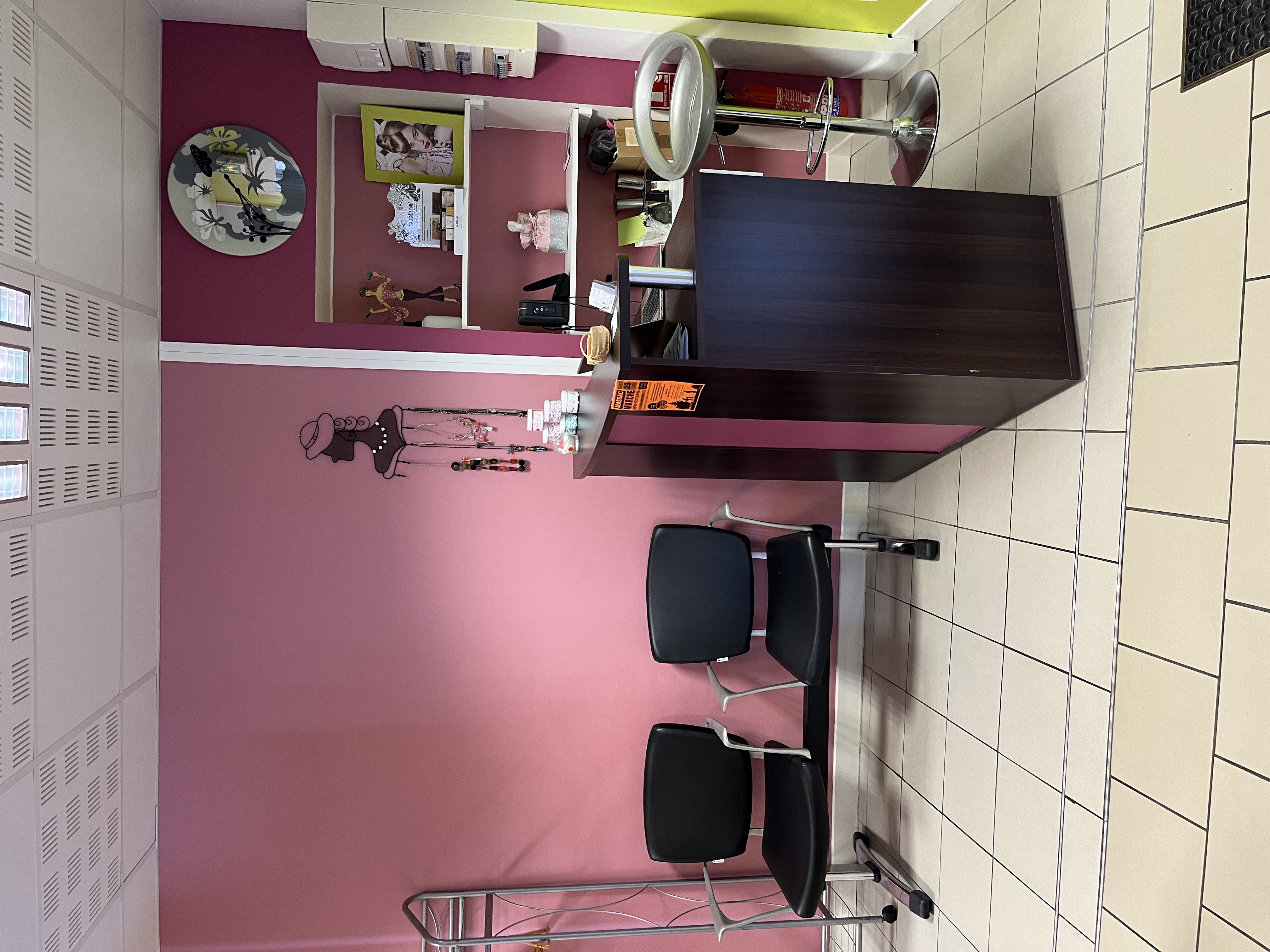 Je vends le fond de commerce de mon salon de coiffure mixte pour un changement d'activité.

Le salon est installé depuis Novembre 2012, est situé dans le centre bourg de la commune de Verdille.

Peinture refaite en Novembre 2019 ainsi que le changement des postes de travail.
Clientèle de tout âge.
Peu de concurrence, le premier salon à 7km puis 10km.
Local appartenant à la mairie, le loyer est à voir avec eux.

Matériels :
- 3 postes de travail
- 2 bacs à shampoing
- 1 séchoir casque
- 1 climazon

La superficie du local est de 51m², le salon 28m² et la réserve 23m².