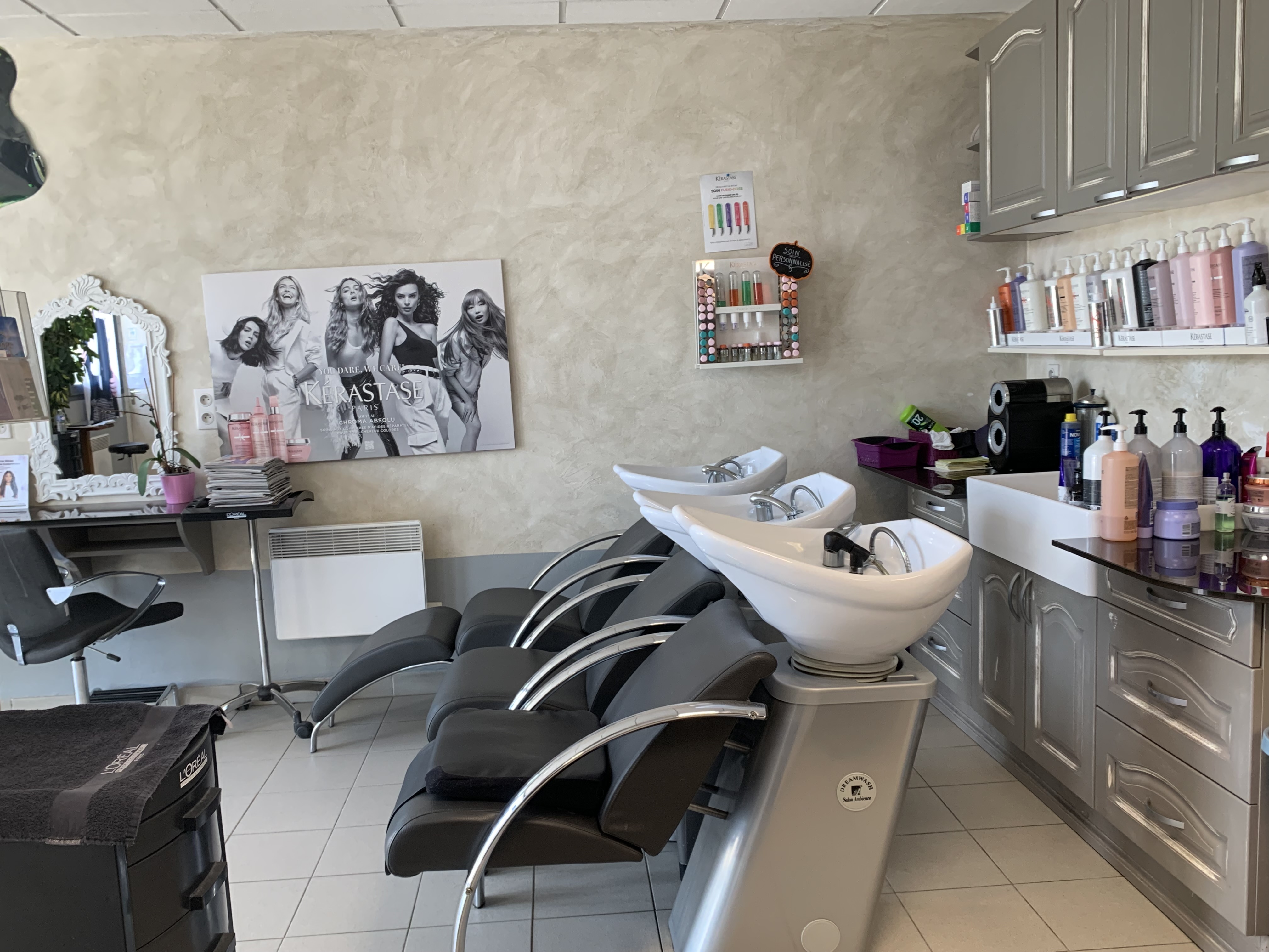 A REPRENDRE - CAUSE RETRAITE - SALON DE COIFFURE MIXTE - SECTEUR NORD OUEST CREUSE - LA SOUTERRAINE - A vendre fonds de commerce d’un salon de coiffure mixte, implanté depuis plus de 15 ans en centre-ville de LA SOUTERRAINE, commune dynamique de près de 5 000 habitants disposant de tous les commerces et services essentiels de proximité (écoles, collège et lycée, professionnels de santé, gare, piscine, cinéma…). 
Cette commune est idéalement desservie du fait de sa proximité des grands axes de circulation : A 20 et en bordure de la RN 145. 
Le salon de coiffure est situé sur une artère principale de LA SOUTERRAINE (Rue passagère et commerçante) avec stationnement attenant gratuit. 
Local professionnel d'environ 60 m², équipé d'un système de vidéosurveillance, comprenant un espace coiffure et shampoing climatisé, une réserve/buanderie, un bureau de 10 m² ainsi qu'un sanitaire conforme aux normes d'accessibilité PMR.
Le salon est vendu entièrement équipé : 5 postes de coiffage avec fauteuils à pompe, 3 bacs à shampoing, 3 fauteuils d’attente, 1 séchoir infrarouge sur pied à roulettes, lave-linge et sèche-linge récents....
Pas de salarié. La cédante exploite seule le salon. 
Clientèle locale et fidèle. 
Chiffre d'Affaires 2025 : 79 330 € HT.
Loyer : 500 € HT/ mois. (Bail commercial). 
Possibilité de louer ou d'acquérir les murs commerciaux et d'habitation. L’immeuble d’une superficie totale de 219 m² appartient à la cédante.
Description de l'immeuble mixte :
- Au rez-de-chaussée : un salon de coiffure.
- Au premier étage : un appartement de type T3 comprenant une cuisine équipée, 2 chambres, une salle d'eau avec douche, WC séparés et un grenier au-dessus. Le logement bénéficie d'un accès indépendant ainsi que d'une communication directe avec le salon de coiffure. Un jardin privatif à l'arrière du bâtiment complète l'ensemble.
Prix de vente du fonds : 35 000 €. Stock vendu en sus.
Affaire saine et stable, avec un potentiel de développement. 
Matériel complet vendu avec le fonds, prêt à l’exploitation immédiate.
Toutes les offres sérieuses seront étudiées.
Les plus : 
Accompagnement assuré par la cédante.
Affaire située en Zone FRR (France Ruralités Revitalisation) ouvrant à des exonérations fiscales et sociales.