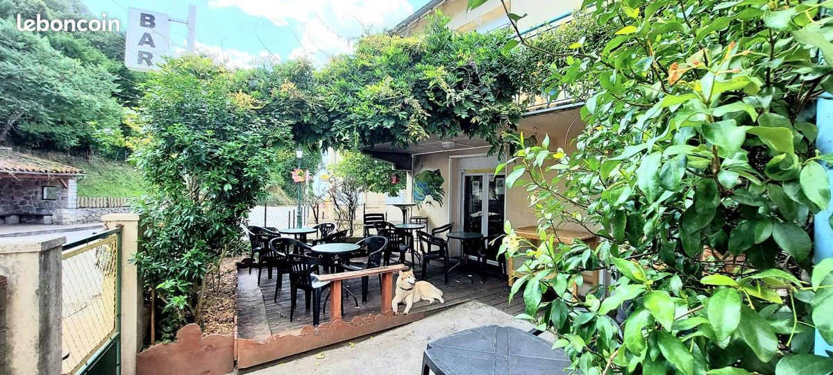 Bientôt la retraite… Nous vendons notre affaire !
Il s’agit d’un commerce unique de village dans lequel nous proposons :
- un coin épicerie - alimentation générale - produits locaux - dépôt de pain
- un coin bar - restaurant avec 1 petite salle de 18 couverts ayant une vue directe sur la vallée de la Barguillère et une terrasse ombragée donnant sur l’axe principal traversant le village
- licence IV spéciale petits villages - parking à proximité 

Commerce créé il y a + 12 ans que nous avons repris il y a + 3 ans. 
ÇA régulier avec potentiel supplémentaire à développer pour un couple motivé.
Clientèle fidèle et régulière, sympathique et attachante, mais également touristique grâce aux nombreux gîtes à proximité et départ de randonnée / Trail juste en face !

Toutes les infos liées aux CA et résultats vous seront communiquées lors de votre visite, aux personnes sérieuses avec une capacité financière suffisante et prouvée.