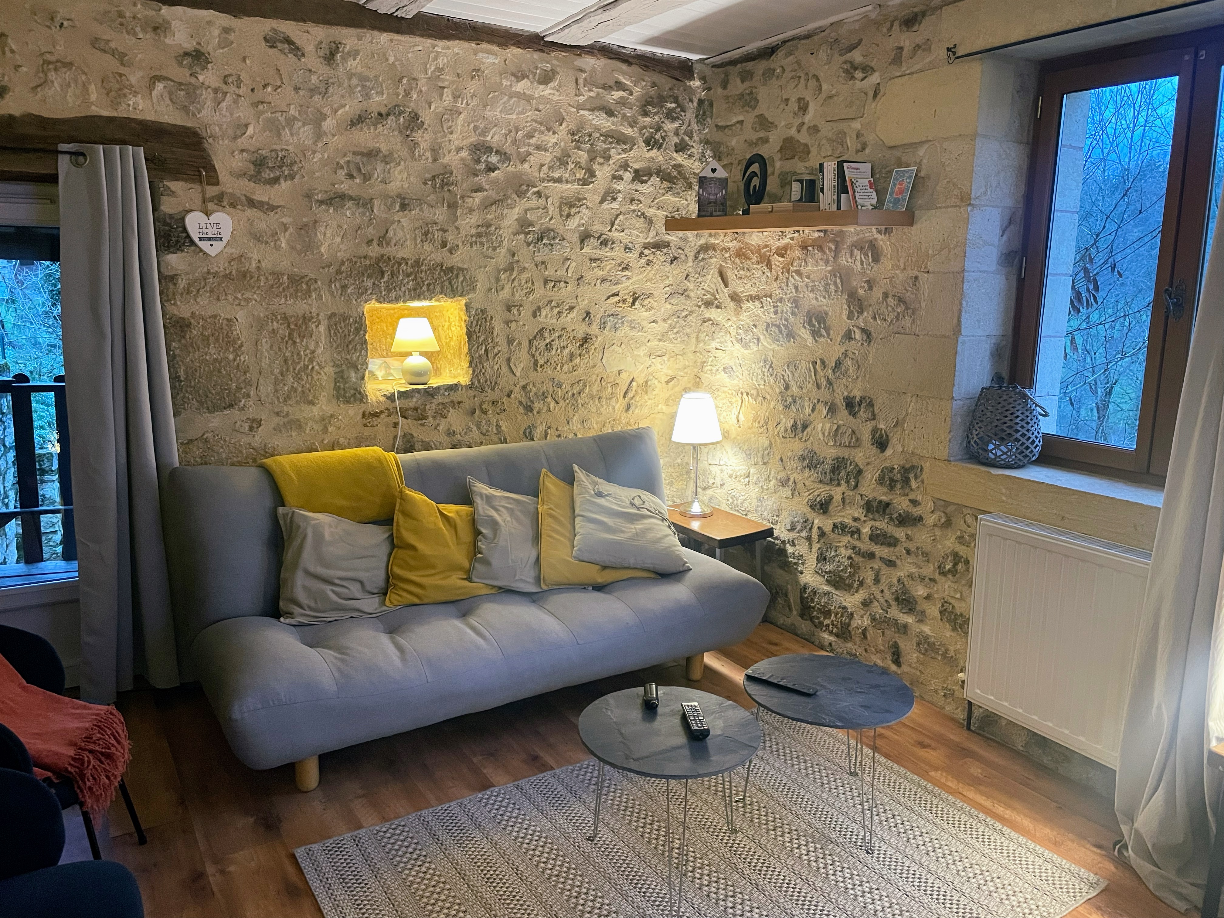 Maison typiquement Périgourdine en pierres de 160M2 4 chambres (possibilité 5) et 4 sdb. Cuisine, SAM, Sauna, caves + Un gîte en pierres de 60M2. 

Située en pleine nature au coeur du Périgord noir et au calme, la maison fait partie d'un petit hameau au creux de la vallée du Douime. Idéale pour maison d'hôtes ou recevoir une grande famille.

Si vous souhaitez plus d'informations ou de photos, n'hésitez pas à nous contacter.