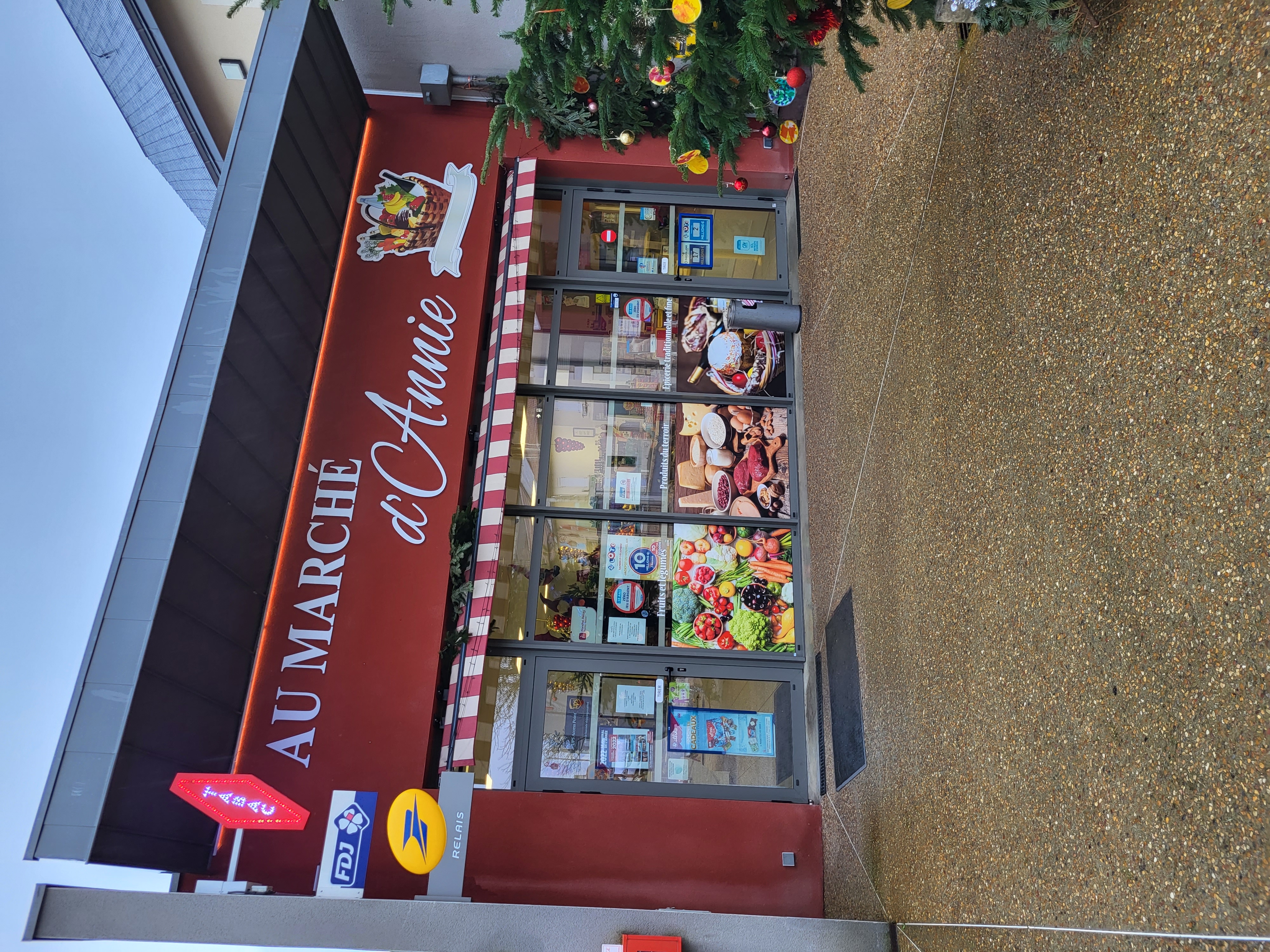 Un magnifique petit commerce de campagne sous le nom "Au Marché d'Annie", vous attend dans un charmant village au nord des Deux Sèvres "Oiron", se trouvant à 12 kms de Thouars et de Loudun.
Je partage ma vie de commerçante avec coiffeuse , boulanger, garagiste, école maternelle et primaire, des vignerons, diverses associations, une maison de retraite, des chambres d'hôtes ,un Super Restaurant et le magnifique Château XVII siècle qui attire beaucoup de touristes.
La superette et ses  services :
Relais Poste, Tabac ,FDJ,  Dépôt gaz, Mondial Relais, UPS, Presse, Journaux Locaux, Epicerie Traditionnelle, Charcuterie Coupe, Epicerie Fine, Huitres et Poissons sur commande, Glace Italienne et une terrasse à disposition pour la clientèle.
C.A   Annuel : 531 000€00
C.A Hors Tabac : 240 000€00
Commissions : 34 000€00
Si vous êtes prêt pour venir me remplacer car l'heure de se reposer est arrivée pour moi merci de me contacter par Mail
Merci de