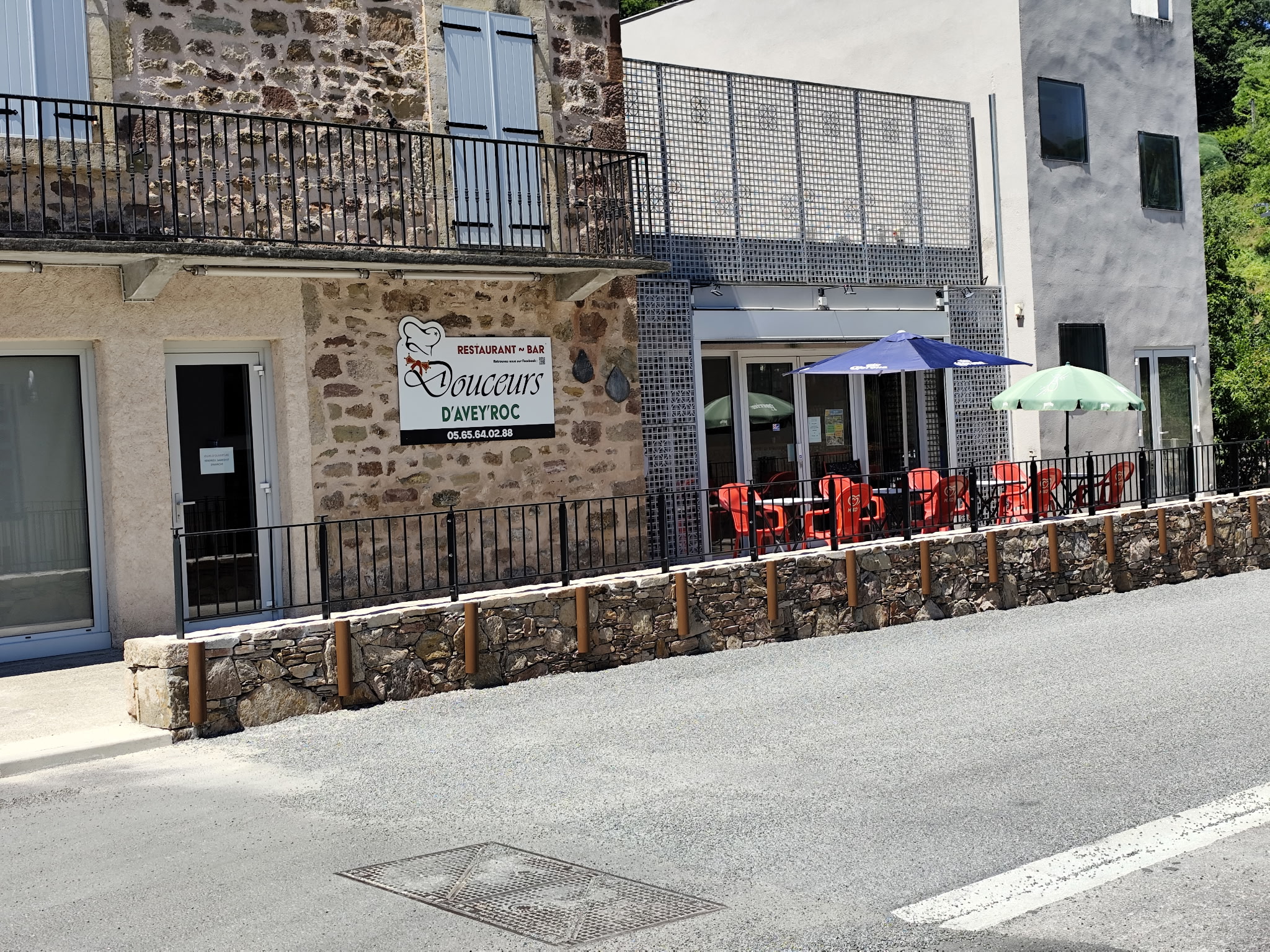 APPEL A CANDIDATURE

Reprenez le café-restaurant multiservices d'Auzits et devenez un acteur essentiel de la vie locale

La commune d'Auzits (825 habitants), située au cœur de l'Aveyron, recherche un ou une professionnelle de la restauration, seul(e) ou en couple, pour reprendre l'exploitation de son café-restaurant multiservices.

Plus qu'un simple commerce, il s'agit d'un véritable lieu de vie, au centre du village, offrant l'opportunité de développer une activité économique tout en participant activement à la dynamique locale.

Une implantation idéale au cœur du village

Situé sur la place principale, face à la mairie et à proximité immédiate des services publics, l'établissement bénéficie d'une position stratégique et d'une forte visibilité.

Unique commerce de proximité de la commune, il constitue un point de rencontre incontournable pour les habitants, les associations, les artisans, les entreprises locales et les visiteurs de passage.

Un outil de travail prêt à exploiter

La commune met à disposition un établissement fonctionnel et entièrement équipé comprenant:

Environ 182 m² de surface exploitable:

Un espace épicerie aménagé

Deux salles de restauration représentant près de 50 couverts;

Une terrasse extérieure d'environ 40 places:

Une cuisine professionnelle équipée;

Une licence IV:

Le mobilier et le matériel nécessaires à l'exploitation.

Un logement T3 situé à l'étage est également disponible dans le cadre d'un bail distinct, permettant de concilier activité professionnelle et cadre de vie agréable.

Un fort potentiel de développement

L'activité peut s'appuyer sur:

Une clientèle locale fidèle:

Un tissu associatif dynamique:
Les salariés et artisans du secteur;

Les événements communaux :

Le tourisme estival en progression sur le territoire.

Le futur exploitant pourra développer sa propre identité autour de la restauration, du bar, de l'épicerie de proximité, de la vente de produits locaux, des animations ou encore des services de proximité répondant aux besoins des habitants.

Une véritable opportunité de projet de vie

Auzits offre un environnement préservé, une qualité de vie reconnue et une population attachée à la présence de son commerce de centre-bourg.

La commune souhaite accueillir un porteur de projet motivé, désireux de s'investir durablement dans la vie locale et de faire de cet établissement un lieu convivial, attractif et fédérateur.

Conditions d'exploitation

L'exploitation est proposée dans le cadre d'une Délégation de Service Public d'une durée de trois ans.

Aucun fonds de commerce n'est à acquérir, ce qui limite fortement l'investissement initial et facilite l'installation du futur exploitant.

Vous avez un projet ?

Vous rêvez d'entreprendre dans un cadre authentique, avec un outil de travail opérationnel et le soutien d'une commune mobilisée pour maintenir son commerce de proximité?

Auzits vous offre l'opportunité de développer votre activité et de construire un véritable projet de vie.

Renseignements et candidatures

Mairie d'Auzits

À l'attention de Monsieur Benoît OLIVIE, Maire

Tél.: 05 65 63 45 28

Courriel: mairie@auzits.fr