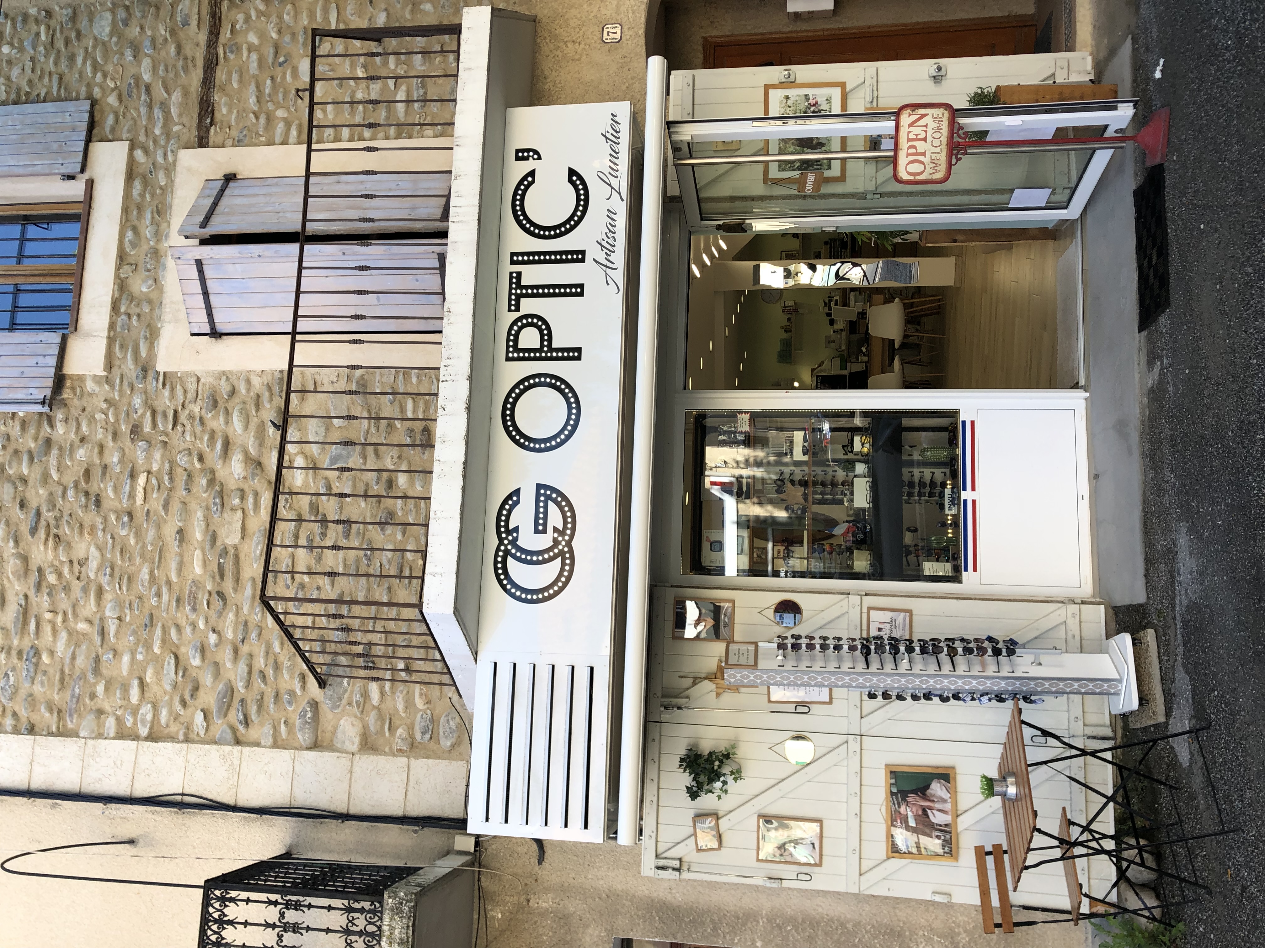 Magasin indépendant en plein centre d’un village en plein développement installé depuis 18 ans avec une cliente fidèle et des montures créateurs.
Le magasin est vendu avec tout bureau présentoirs machines et stock …. pour un changement de vie