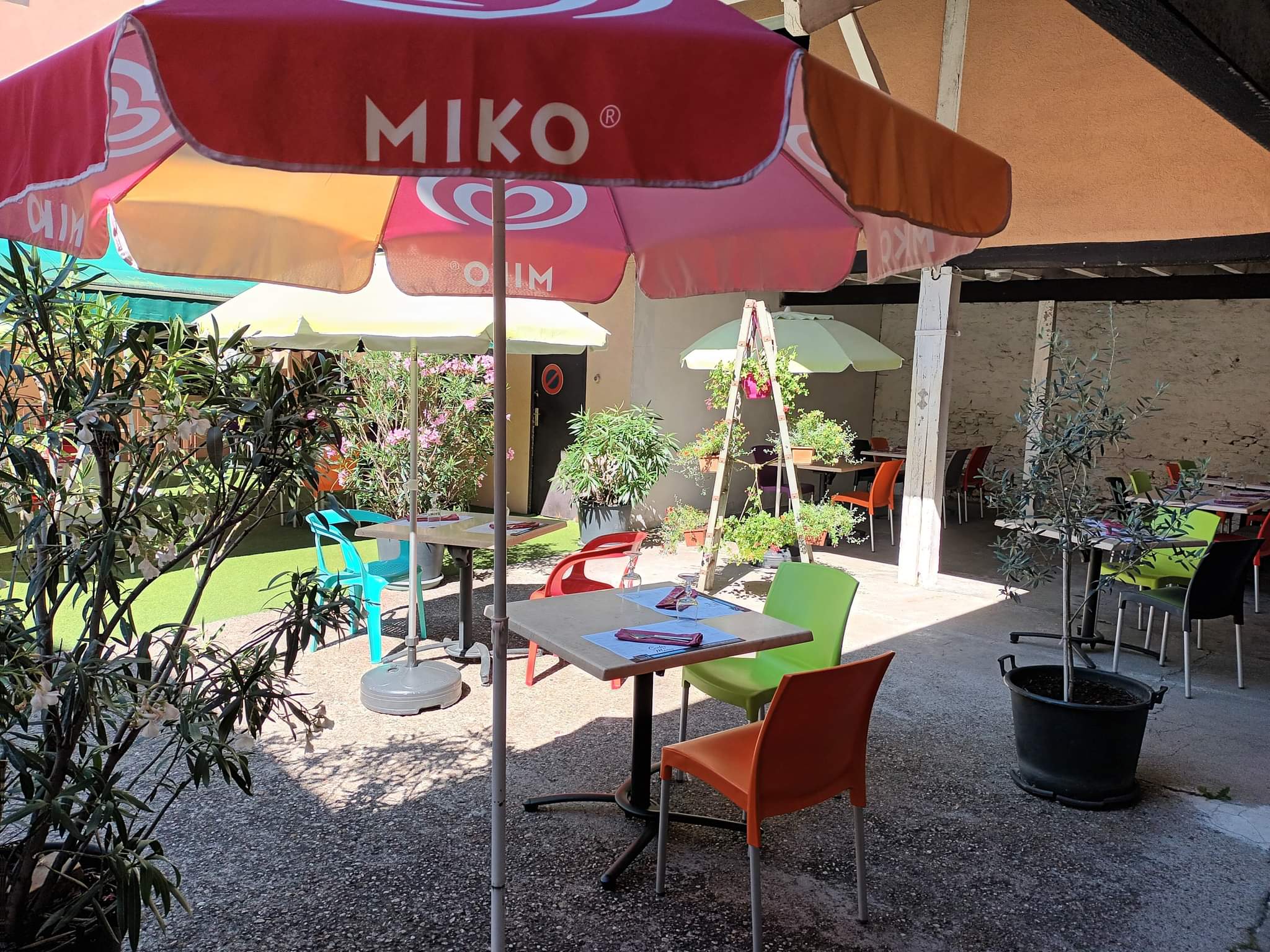 Caractéristiques de l’établissement
	•	Hôtel : 8 chambres (3 simples et 5 doubles)
	•	Restaurant : 76 couverts en salle + 40 couverts en terrasse
	•	Bar : Espace convivial avec une capacité de 22 places assises 
    .   •       Appartement de fonction
	•	Accessibilité PMR : Restaurant et bar adaptés aux personnes à mobilité réduite

Un établissement dynamique et attractif
	•	Fonctionne principalement avec une clientèle d’habitués (ouvriers, VRP, artisans, touristes) pour les menus du jour et autres menus
	•	Afflux touristique important en été avec près de 30 000 visiteurs pour les sessions religieuses 
	•	Ville dynamique avec un fort passage et une clientèle fidèle