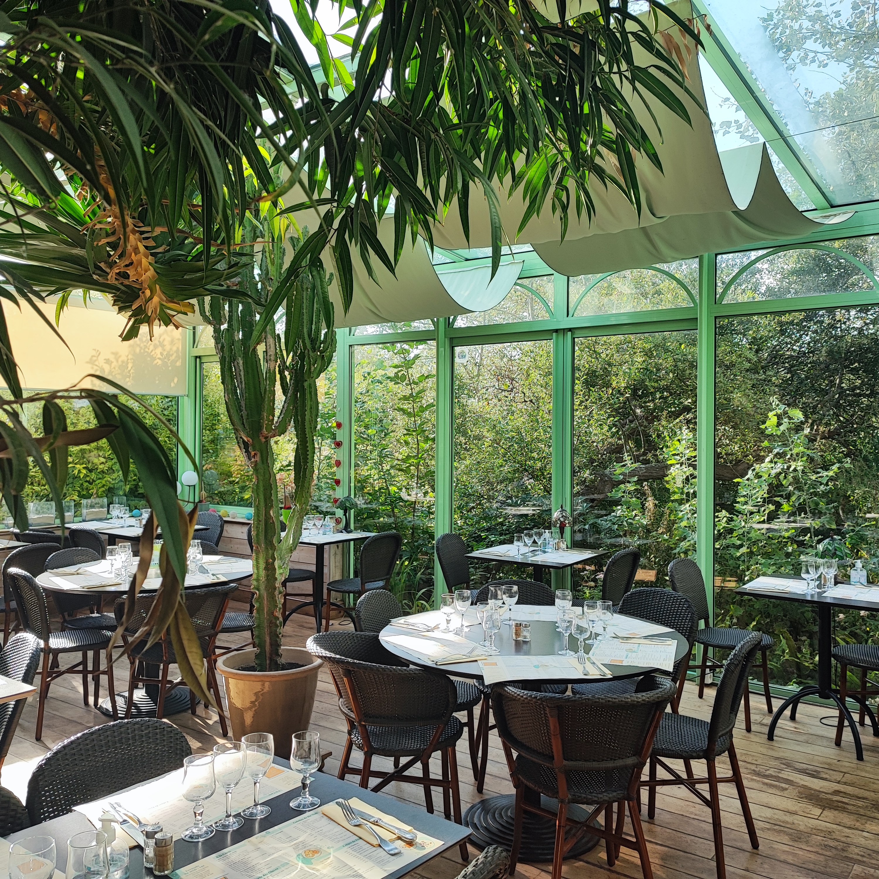 Restaurant situé sur la route  menant au site de la torche ( spot de surf connu) sur un accès très passant
le restaurant se compose  d'une salle de 50 couverts et d'une véranda climatisée  avec vue sur une roselière de 50 places également.
le restaurant est ouvert à l'année 
licence 4
grand parking 
cuisine aux normes
possibilité compte tenu de sa situation  de le développer également en bar d'ambiance
logement possible à l'étage
vente des murs si intéressé
vente : cause départ en retraite