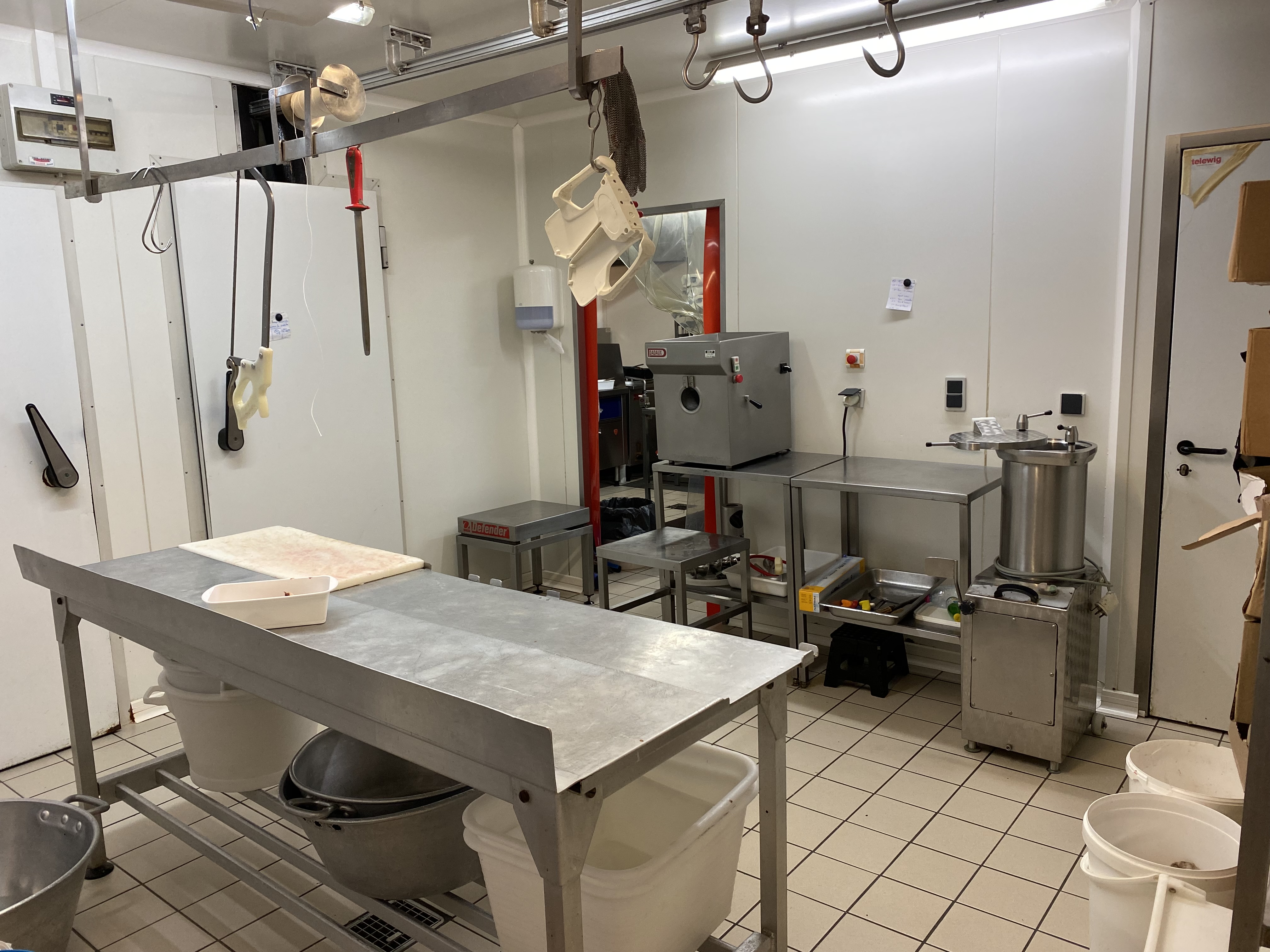 A reprendre, une boucherie historique et réputée sur la commune de Saint-Céré dans le nord du département du Lot. Cession pour cause de départ à la  retraite. Ce commerce est la seule boucherie de cette commune de 3 449 habitants, au centre d’un bassin de vie  de 25 090 habitants.

La boucherie a été reprise en 1992 par le gérant actuel et emploie aujourd’hui 4 personnes (2 personnes à la vente, 2 personnes en boucherie).
De plus, la boutique se situe en plein cœur du centre historique, dans la rue la plus commerçante de la ville et bénéficie d’une belle visibilité grâce à une belle vitrine lumineuse.

L’espace de vente est composé de trois espaces tout en longueur, avec deux accès sur deux rues. La surface commerciale est de 28 m² avec 6 mètres linéaires de vitrines réfrigérées, un espace cuisine de 29 m² tout équipé et un espace laboratoire de 30 m² avec rail de déchargement. Le local a été refait à neuf en 2021
Le chiffre d’affaires de l’établissement est en constant évolution, il se construit autour de deux activités principales :
- activité boucherie (≈ 60% du chiffre d’affaires)
- activité traiteur (≈ 40% du chiffre d’affaires).

La boucherie se fournit essentiellement au sein des exploitations dans un rayon de 30 kilomètres autour de la boutique. L’activité est régulière tout au long de l’année. Le gérant pourra assurer une période de transition en restant au sein de la boucherie ou bien en accompagnant sur la partie approvisionnement  auprès de ses fournisseurs locaux.

Chiffre d’affaires :  sur demande
Prix de vente fonds de commerce : 80 000 €
Loyer mensuel : 750 €