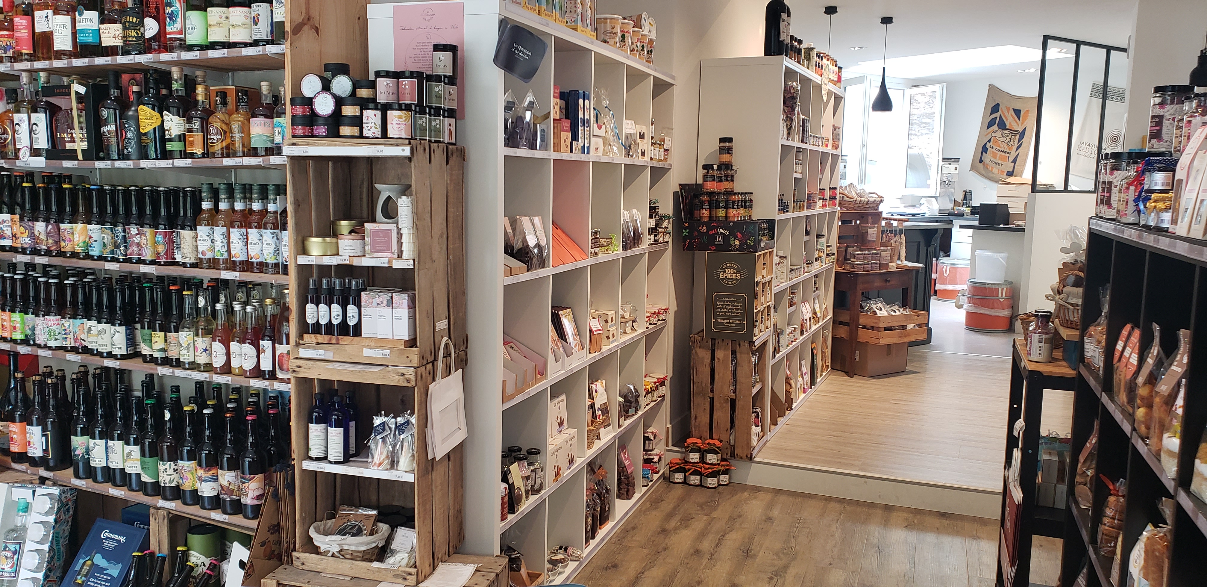 Vends fond de commerce d'une épicerie fine et torréfaction en plein cœur d'un village charmant viticole "coteaux du Layon" sur l'axe principal Angers (20min)/Cholet (30min).

Local de torréfaction collaborative en location non attenant au magasin,  située à 10 min en voiture. Une formation est possible avec un formateur habilité sur le lieu de torréfaction.

-Epicerie atypique avec un bel agencement intérieur.
-Excellente réputation dans le secteur.
-Matériel et meuble vendu avec le fond de commerce (Epicerie et conditionnement pour la torréfaction) 
-Activité de torréfaction (vente pro BtoB et particuliers BtoC). 

L'épicerie possède une clientèle fidèle composée majoritairement de particuliers mais également de collectivités, associations locales et entreprises.
La torréfaction possède une clientèle de professionnels revendeurs, des restaurants et des entreprises.

- Epicerie fine spécialisée dans les produits locaux. 
- Espace de vente 38m2
- Petit comptoir pour servir des boissons chaudes à emporter et glace artisanale.
- Une réserve de  8m2
- Espace bureau 4m2
- Atelier de 12m2 (Préparation de commandes, conditionnement...)
- Magasin climatisé.
- Place de parking privée.
- Site internet et E-commerce en place.
- Parking pour la clientèle sur la place de l'église en face du magasin.
- Un deuxième accès pour les livraisons.
Les murs appartiennent à une SCI  le loyer est de ( 700€ HT) , 
- CA annuel de 305 000€ 

Les + :
- Activité créée depuis 2016
- Nom de l'Entreprise reconnu
- Accompagnement et relais pour la reprise
- Faible charge
- Actuellement il y a un gérant et un salarié à temps plein.
- Le magasin est en vente car nous souhaitons nous orienter sur un autre projet. L'activité économique du magasin est rentable depuis la création et est en constante progression.
Pour toutes questions, n'hésitez pas à me contacter.