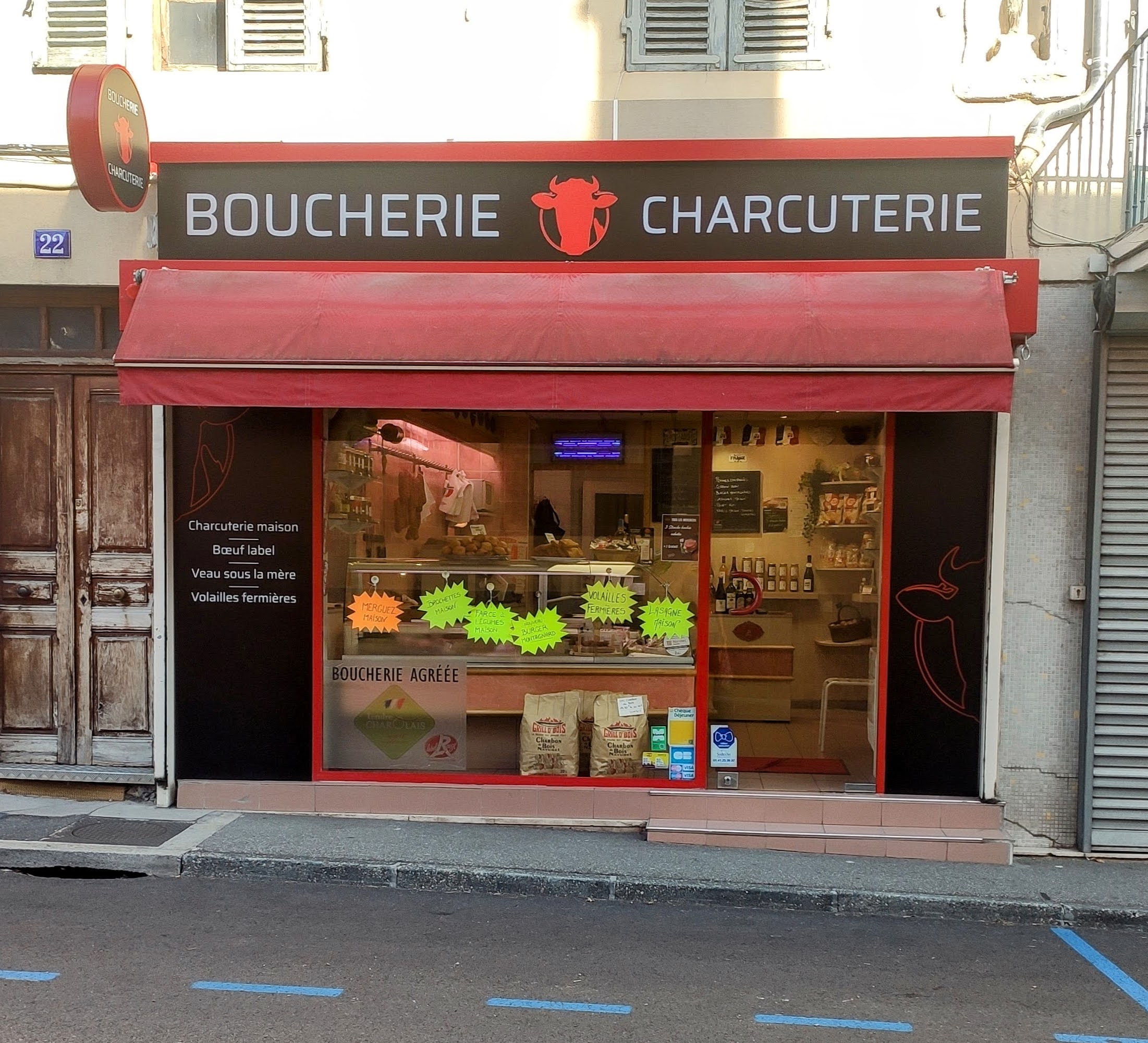 Fonds de commerce à vendre

Comprenant une surface commerciale, 2 laboratoires, 2 chambres froides et un petit appartement (3 pièces, sanitaires, garage, cave).
Le matériel reste avec le fonds.
Devanture refaite à neuf en 2024.
Loyer modéré (~8 000€ par an)