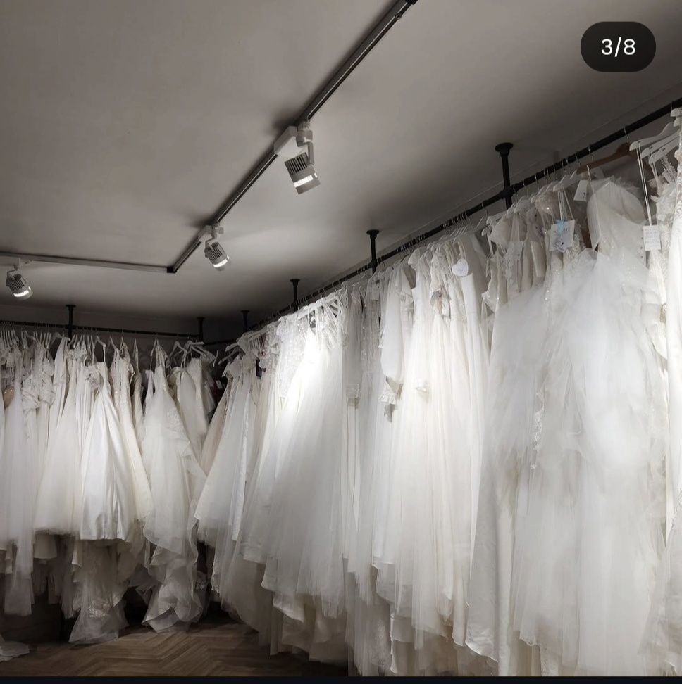 À VENDRE : droit au bail OU FONDS DE COMMERCE DE ROBES DE MARIÉES – OPPORTUNITÉ EXCEPTIONNELLE

Localisation : Morlaix (emplacement idéal au coeur du centre-ville, dans une rue piétonne et passante)
Type d’activité : Boutique spécialisée en robes de mariée
Surface : 95m², avec linéaire de vitrines de 15m et 2,80m de hauteur sous plafond!

Chiffre d’affaires du dernier exercice comptable : environ 180 000€.
Clientèle fidélisée via la réputation depuis plusieurs années.
Prix de vente : 40 000€ hors stocks.
Points forts du fonds de commerce :

Emplacement stratégique : en centre-ville piéton, proche voie rapide.
Réputation établie sur une vaste zone de chalandise
Rachat stock possible (stock estimé à 60 000€)
Matériels professionnels en excellent état & local refait à neuf il y a 2 ans.
Site web actif / réseaux sociaux (Facebook & Instagram)
Potentiel de développement
Détails pratiques :

Bail commercial : nouveau bail 3-6-9 signé récemment. Loyer mensuel de 1100€ TTC.
Effectifs : 1cdd vendeuse retoucheuse, et possibilité d’avoir une couturière expérimentée en sous-traitance par la suite. 
Raison de la vente : changement de vie personnelle.
Transition : accompagnement possible pendant 6 mois pour assurer la passation.
Une vente du pas-de-porte est également possible pour toute activité commerciale ou de services, hors restauration, valorisé à 40000€.