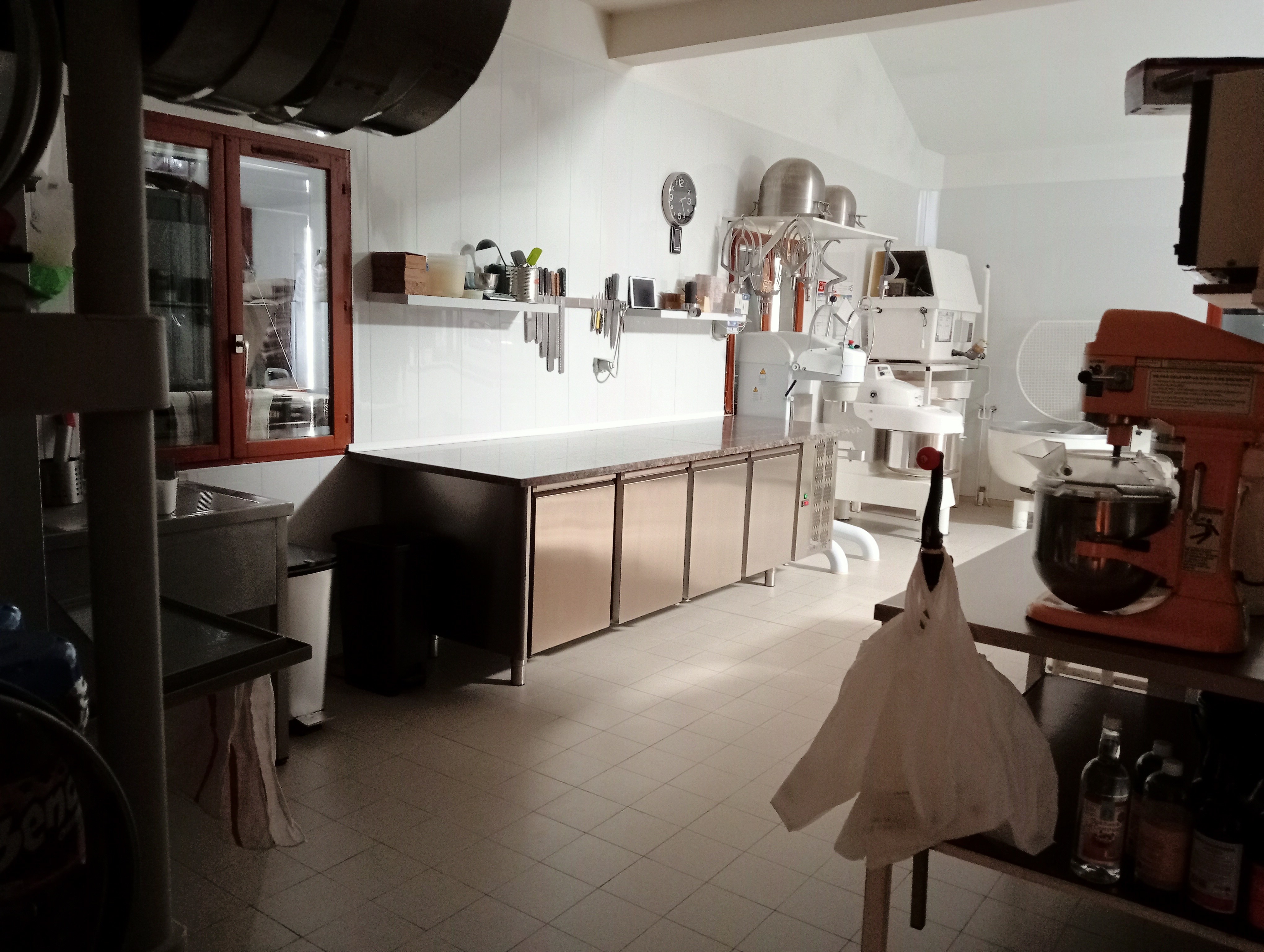 Vends boulangerie pâtisserie, située à Arleuf, coeur du Morvan, mur et fond, avec maison d'habitation de 133 m², garage de 53 m², partie professionnelle de 134 m², dépendance et sous sol, terrain arboré 2700 m². Grand parking sur axe principal Nevers Autun. Matériel très bon état, CA stable et en augmentation. Tenue par un couple depuis 16 ans + 1 vendeuse 26h/semaine qui effectue une tournée, camion inclus.

Vends fond 100 000€
Vends murs 135 000€
Le tout indissociable, prix ferme, curieux ou sans apport, s'abstenir. Premier contact par email, plus de photos et de renseignements sur demande sérieuse.
