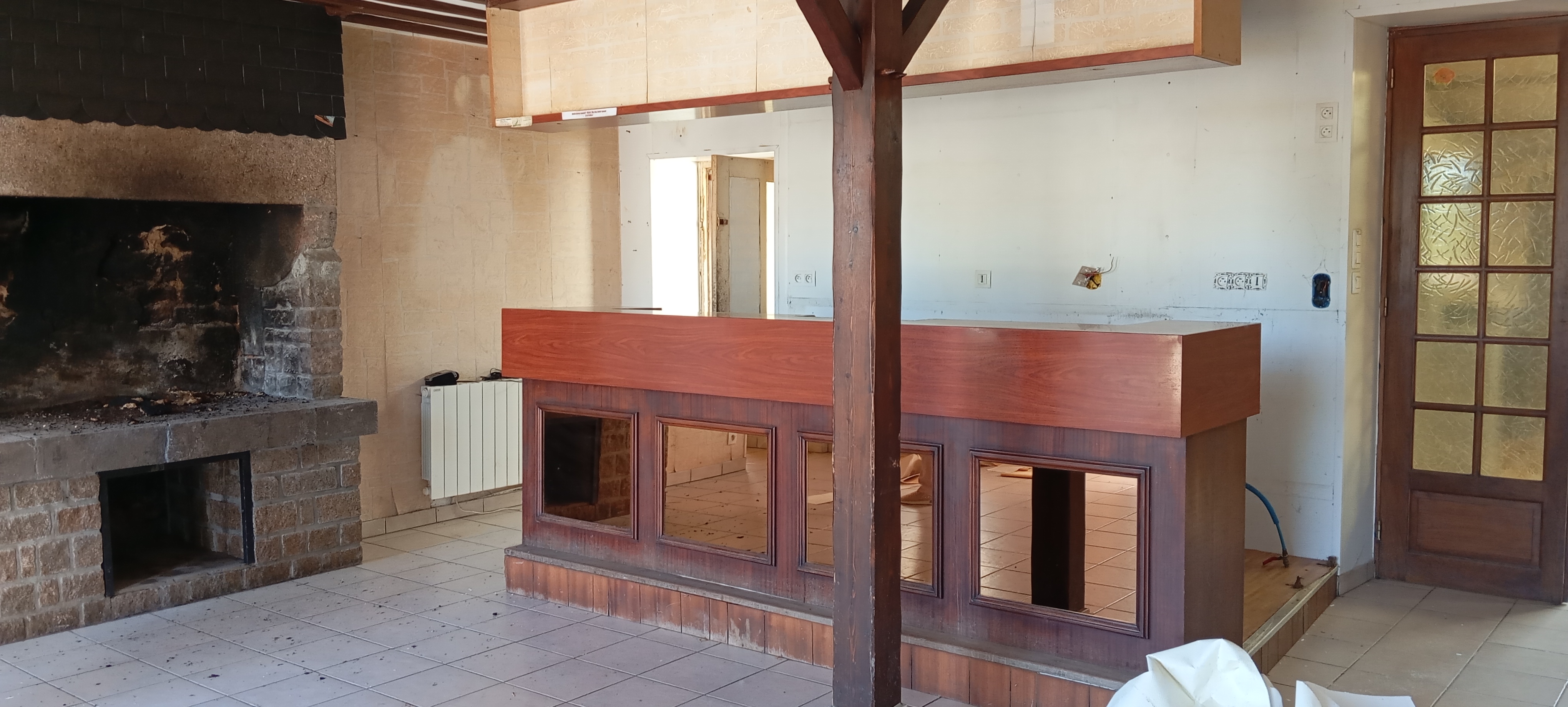 🏗️ ENSEMBLE IMMOBILIER UNIQUE : HABITATION & LOCAL COMMERCIAL EN PIERRE
À Maisoncelles-la-Jourdan (Commune de Vire Normandie)
Le charme de la campagne, le confort de la ville à portée de main.

Découvrez cette magnifique bâtisse ancienne en pierre offrant un potentiel exceptionnel de 222 m² habitables sur un agréable jardin de 500 m². Idéalement situé dans un cadre verdoyant et paisible, ce bien se trouve au sein d’une commune dynamique et chaleureuse d'environ 500 habitants.

📍 Emplacement stratégique :
À seulement 5 minutes du centre-ville de Vire.
À 1 heure de Caen.

🏡 Le Bien : Espace, Charme et Polyvalence
Cet ensemble immobilier rare se compose d'une partie habitation et d'un local commercial, parfait pour un projet de vie, un commerce de proximité ou une activité touristique.

Au rez-de-chaussée : Un grand espace de vie chaleureux comprenant un salon/salle à manger agrémenté d'une authentique cheminée, une cuisine et la partie commerciale modulable selon vos envies.

À l'étage : L'espace nuit propose 5 grandes chambres lumineuses, idéales pour accueillir une famille ou aménager des chambres d'hôtes.

Côté technique : Fenêtres en PVC déjà installées. Chauffage électrique et bois. Prévoir des travaux de rafraîchissement pour révéler tout le potentiel de cette demeure de caractère et la mettre à votre goût.

Extérieur : Un joli jardin de 500 m² pour profiter du calme de la campagne.

🚀 Un Fort Potentiel Touristique & Professionnel
Idéal pour un projet de gîte ou de chambres d’hôtes ! La situation géographique est une véritable aubaine pour séduire les randonneurs, les cyclistes et les touristes grâce aux nombreux atouts de la commune :

Nature & Randonnée : Chemins de randonnée au pied de la maison, forêt à proximité immédiate et charme des cours d'eau du Bocage normand.

Vie locale & Commodités : École primaire dans la commune, circuits de transports scolaires et service de transport à la demande TIVA pour rejoindre facilement Vire.
📊 En résumé :
Surface habitable : 222 m²
Terrain : Jardin de 500 m²
Nombre de chambres : 5
Matériaux : Pierre apparente, charme de l'ancien, cheminée.
Chauffage : Électrique + Bois (cheminée).
Les + : Local commercial intégré, huisseries PVC, fort potentiel de rendement locatif / touristique (accueil de randonneurs).
💰 PRIX : 100 000 €
(Négociable dans la limite du raisonnable)
📞 CONTACT :
Pour plus d'informations ou pour organiser une visite, contactez Sandrine Nonclercq :
Téléphone : 07.87.98.07.82
E-mail : snonclercq@vireaunoireau.fr