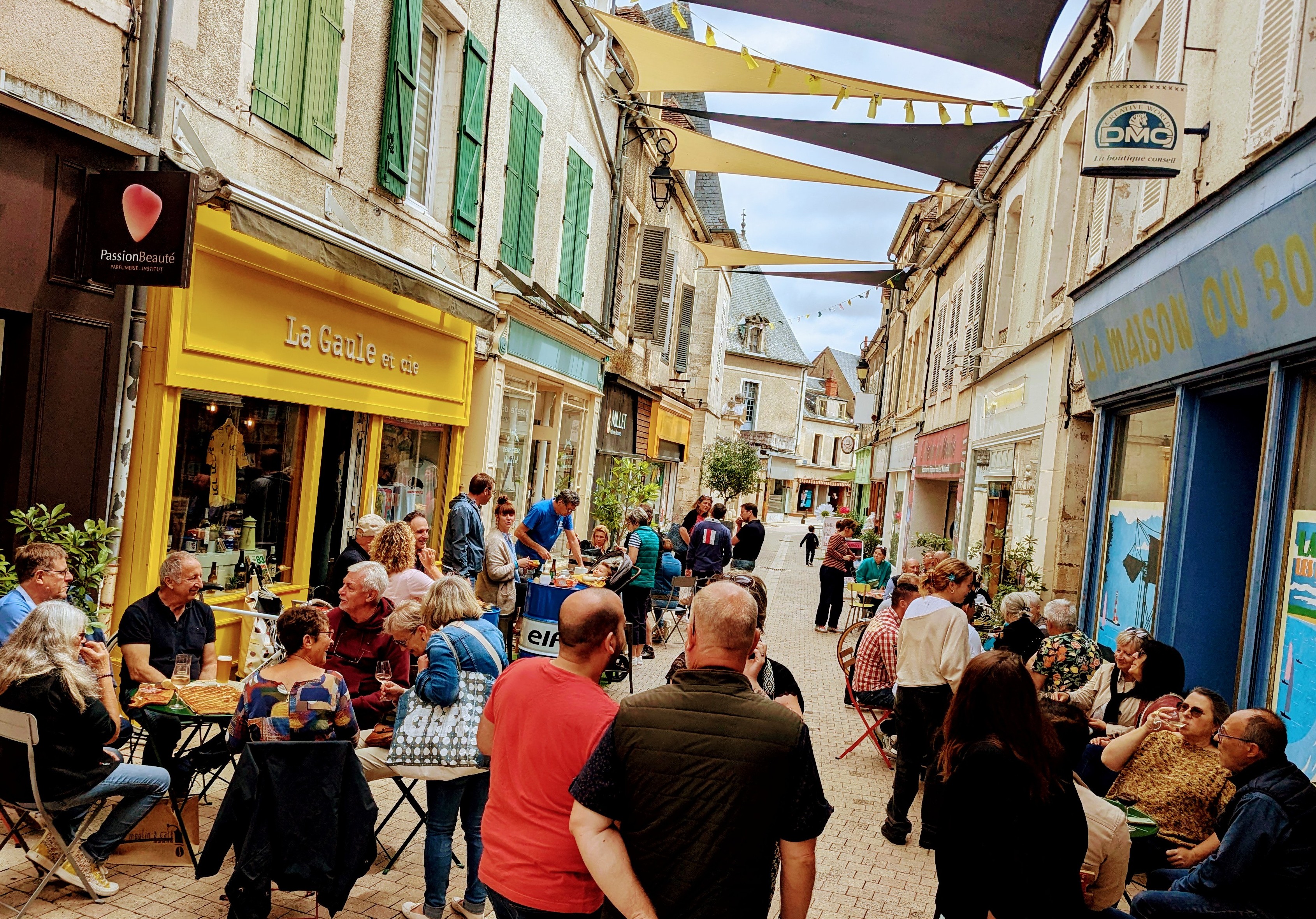 Situé en plein cœur de Saint-Amand-Montrond, dans une rue piétonne, le magasin La Gaule et Cie est une adresse connue et appréciée des habitants où l’on trouve des produits made in France. Pourquoi aller chercher ailleurs ce qui ce trouve juste à nos côtés, dans nos régions ? Véritable lieu de rencontre, il allie à la fois cave à vins, à bières artisanales et spiritueux d’une part  et un bar convivial où l’on peut y déguster ces produits. Les clients et amis aiment se retrouver pour partager un moment chaleureux. 
L’établissement bénéficie d’une belle réputation grâce à son ambiance accueillante, sa sélection de produits de qualité et sa capacité à créer du lien. Ce lieu unique marie le plaisir de la découverte des saveurs avec celui de la convivialité et le tout dans un esprit rétro.
Cette activité est facilement développable, elle est ouverte « seulement » les mercredis après-midi, vendredis et samedi matin jusqu’à 14 h. 
Atouts :
Emplacement idéal au cœur de la ville.
Clientèle fidèle et régulière.
Concept alliant commerce et lieu de vie.
Potentiel de développement (restauration, animations, soirées dégustation, élargissement de la gamme).
Une belle opportunité pour qui souhaite reprendre une affaire clé en main et poursuivre l’histoire de ce lieu emblématique de Saint-Amand.
Et si l’on parlait chiffres ? Le chiffre d’affaire est de 86500 € en 2024. Sera intégré lors de la cession : 
Le stock de Marchandises (vin, bières…) 11000 €, Matériel (frigos, vitrine, Lave verres, machine à pression, four / induction, marmite vin chaud, stérilisateur, verres…) 4000 €, Mobilier (tables et chaises en Formica, caisses à pommes, rayonnage, meubles, cheminée électrique, équipement musique Bose et Samsung, kits déco…) 4000 €, Licences 4 pour 16000 €.
Du côté des charges, le loyer avec la consommation d'eau est à 450 €.
Sur les photos vous pourrez apprécier la vie de la boutique en terrasse, la cuisine, sur la fiche google  La Gaule une visite virtuelle lors de l’exposition du Tour de France, sur la page Facebook, la vie du lieu. Bonne visite à vous et à bientôt. Sylvain Lesage