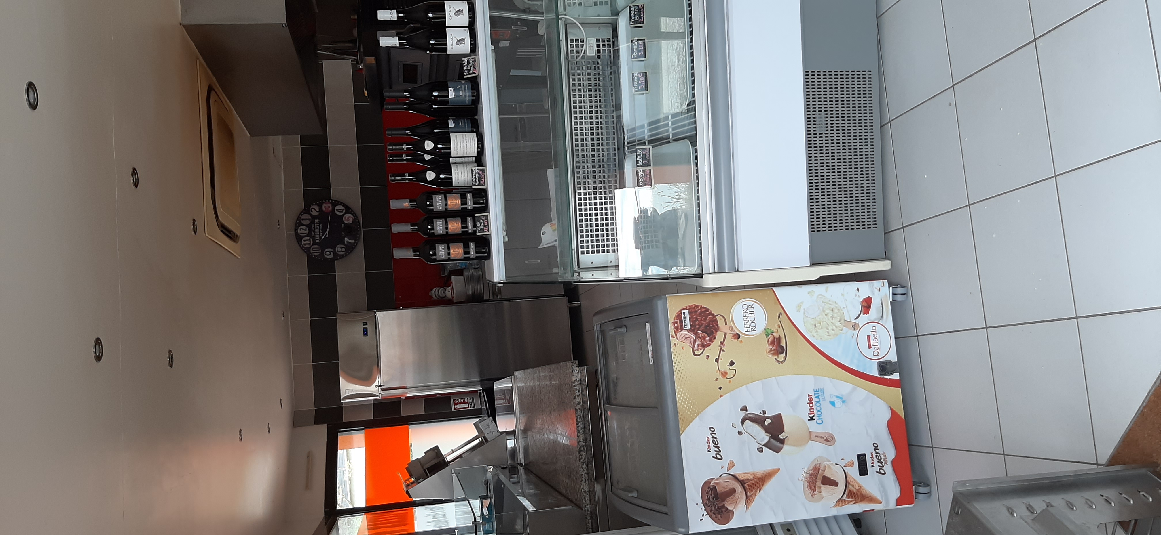 Entre Carnac et Lorient, en bord de mer très belle affaire de pizzas à emporter vend pour raison de santé crée en 2017 avec un distributeur à pizzas depuis 5 ans. Ouvert uniquement VSD, l'hivers, deux jours de repos /S, 11 semaines de congés,  ouvert uniquement le soir, située sur axe passant près d'une grande surface, parking, très bien agencée, climatisée, surface local 50M2 plus une réserve de 20M2.
Beau CA.
Possibilité de former pour une reconversion
Commune en plein développement, 4080 habitants l'hivers, 23000 l'été.
7 campings , gites, hotels.
Possibilité de développement .
Possibilité achat des murs.