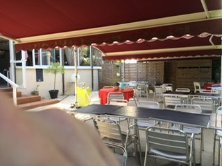 Vend bar restaurant situé en Perigord vert 
3 espaces  de restauration terrasse extérieure 
Terrain de 4800m. Logement de fonction