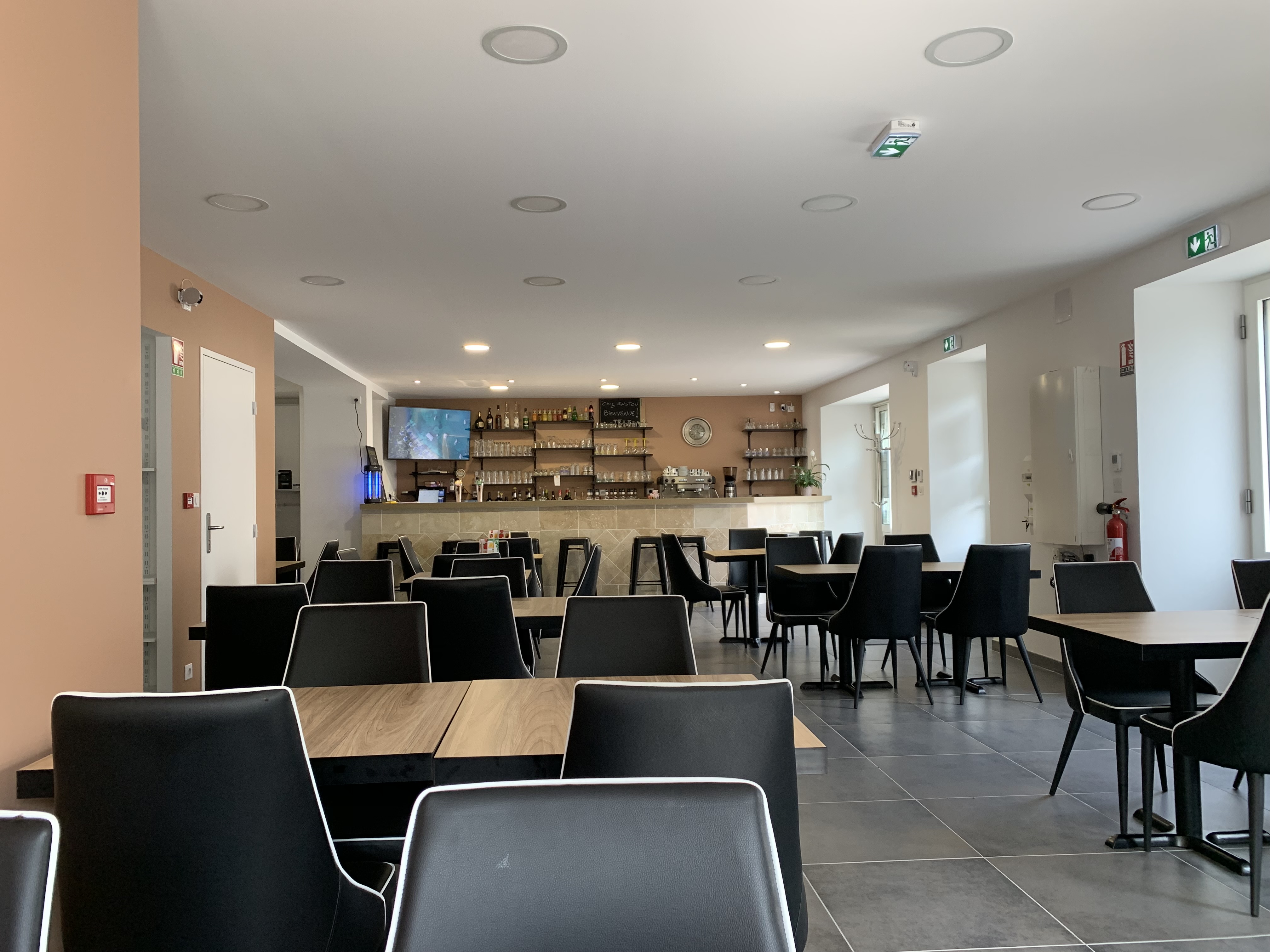 Dans un village exceptionnel qui a perdu quasiment tous ses commerces, petit fils de Gustou né au village, j’ai recréé une âme de convivialité et de rencontres pour ses habitants et communes environnantes.
Ce lieu est né maintenant il y a 6 ans, Bar avec Licence IV, Restaurant/pizza avec 45 places assises + Terrasse et ses 4 chambres d’hôtes sous le nom « CHEZ GUSTOU »

Au Rez-de-chaussée vous trouverez une salle de restaurant avec son bar pour une surface de plus de 85 m2, une Cuisine et sa plonge complètement équipée pour 38 m2, des grandes toilettes (H & F séparés) aux normes PMR.
A l’étage 4 grandes chambres (de 16 à 19 m2) avec chacune sa SdB et ses WC, lingerie et rangements.
Et au sous-sol (125 m2), une réserve, des caves voutées et un garage qui peut accueillir les motards pour une ou plusieurs soirées et avec nuitées en toute tranquillité.
Le tout pour une surface de 340 m2 qui a été rénové en totalité en 2019 pour avoir un établissement moderne et complètement aux normes d’exploitation en vigueur.

Etant à la retraite maintenant, je souhaite céder cet établissement, Murs et Fonds pour re dynamiser toutes les activités attendues par la population (Restauration, Pizza, Déjeuner à thème, Bar avec ses assiettes de charcuterie/fromage locaux, hébergement pour les motards, pécheurs, chasseurs et touristes cherchant la vraie nature …).

Idéalement placé sur la route entre Mende et Saint Chely d’Apcher, le village est accessible à 12 mn de l’A75. 
Aujourd’hui l’établissement attend le repreneur qui viendra s’installer dans ce merveilleux village pour le faire revivre.