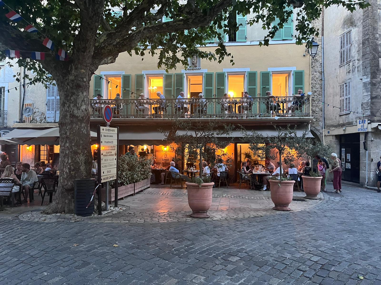 BARGEMON : surnommé la perle du haut var

RESTAURANT Fonds de commerce
Restaurant traditionnel
Licence 3

Venez découvrir ce restaurant , plein de charme avec une belle superficie.
L'intérieur sur 2 niveaux avec de
nombreuses possibilités d’aménagements .
En terrasse environ 40 couverts peuvent y trouver place et sur le balcon qui donne sur la place principale du village 10 couverts supplémentaires en 5 tables de 2 .

Au dessus du restaurant,
Appartement  à rafraîchir avec 
5 chambres 
1 cuisine équipée neuve
2 salle de bain 
1 Salon 
Peut servir de logement principal , héberger des saisonniers ou chambres d’hôte

Le restaurant peut accueillir environ 60 personnes à l'intérieur ( 30en RDC+ 30 en R+1 ), et 50 personnes en terrasse + balcon.
Cuisine entièrement équipée, avec une partie du matériel neuf de qualité.
( fourneaux 4 feux+plancha+friteuses CHARVET , Four vapeur RATIONAL , coins plonge neuf …)

Très bon chef de cuisine en place 
Vendu avec ou sans personnel

Service les midis et soirs , avec 2 jours de repos par semaine. 
Beau potentiel avec nombreuses possibilités d'évolution du chiffre.
Loyer 1700€ Ttc/mois  
et pour la terrasse en sus 600 €Ttc/an.

Idéalement situé sur la route menant aux Gorges du Verdon, au coeur du village , sur la place principale,parking gratuit. 
École, crèche,boulangerie, pharmacie, supérette etc . 
Très bonne qualités de vie dans ce petit village

A 20mn de Draguignan
20 minutes de la pleine de montauroux
25 minutes du Muy ( A8 ) . 
Beau potentiel
Très beau village prisé des étrangers .

Plus d’informations sur demande 
Mise en place d’une Gérance avec option d’achat possible sur dossier

Vend pour cause de changement projet