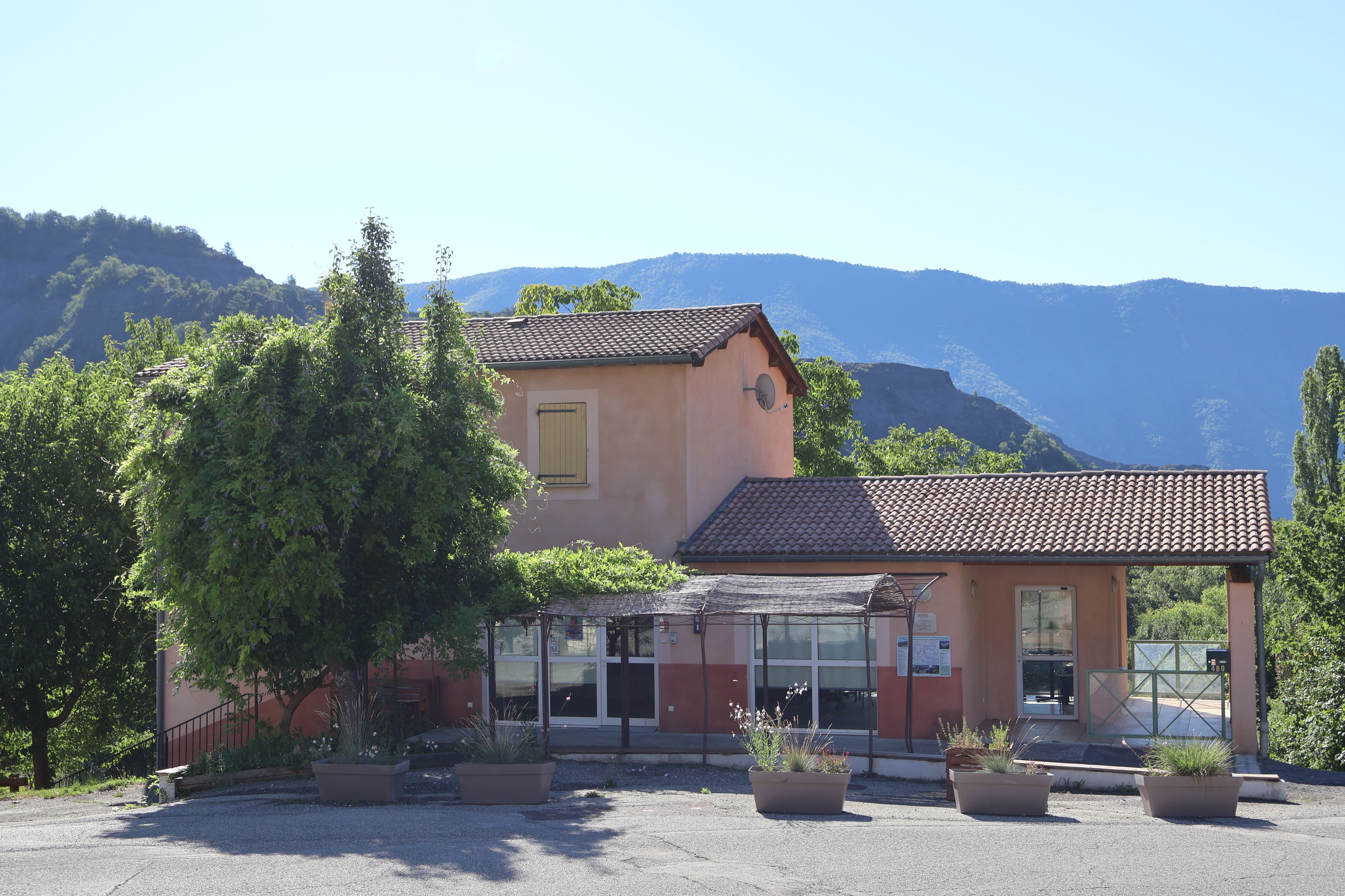 Recherche gérant(e) pour bistrot / restaurant à La Robine-sur-Galabre (04)

Provence Alpes Agglomération recherche un(e) exploitant(e) pour reprendre un bar-restaurant avec logement au cœur du village de La Robine-sur-Galabre, à 12 km de Digne-les-Bains, dans un cadre naturel exceptionnel (UNESCO Géoparc de Haute-Provence).

Le bien comprend :
- Une salle de restaurant (20 couverts) + une terrasse (15 places)
- Un bar et une cuisine équipée
- Des locaux de stockage
- Un appartement T3 attenant (57 m²)
- Une licence IV mise à disposition par la commune

Contrepartie financière : 780 €/mois
(400 € pour le restaurant + 380 € pour le logement)

Projet recherché :
- Activité de restauration, idéalement avec des produits locaux et circuits courts
- Une activité complémentaire appréciée (épicerie, dépôt de producteurs, etc.)
- Ouverture à l'année souhaitée
- Motivation à participer à la vie du village

Vous êtes : un professionnel de la restauration, sensible aux produits locaux et qui a envie de faire vivre un village rural ? Alors n’hésitez pas à nous envoyer votre dossier – CV + présentation du porteur de projet ; note d’intention (concept, carte, approvisionnement) ; prévisionnel financier simplifié – par mail à l’adresse : deveco@provencealpesagglo.fr

Candidatures avant le 31 août 2026
Début d'exploitation souhaité : 1er janvier 2027