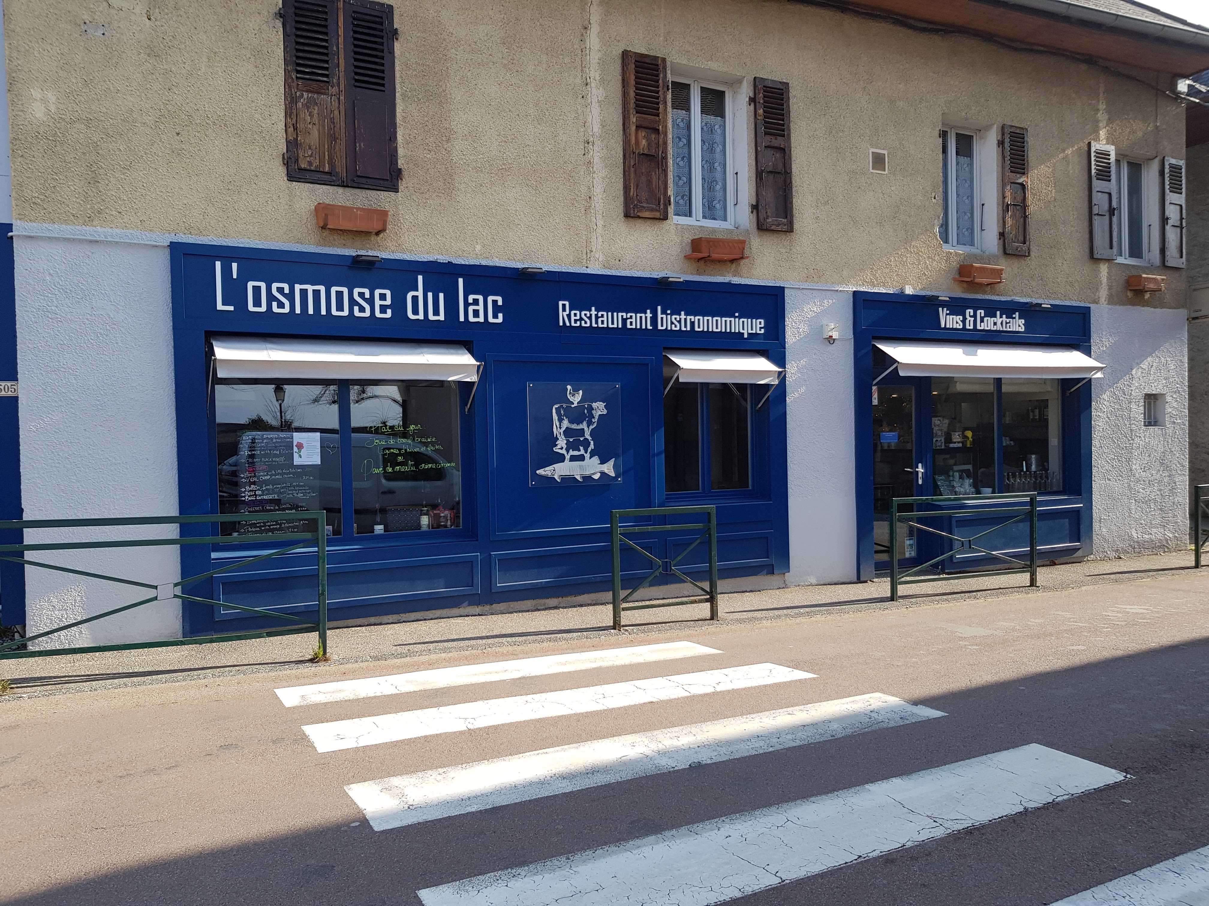 Coup de cœur assuré 	
Vente restaurant - 74 Haute-Savoie
Restaurant tradi centre village réputé à 10 minutes d'Annecy.
156m2. 40 couverts.
Clientèle locale et touristique ce qui permet une ouverture à l'année.
8 sem de congés par an.
2,5 jours de fermeture hebdomadaire.
CA en constante augmentation depuis 8 ans.
Licence IV; possibilité de développer une activité bar.
Pas de terrasse. Une salle trés lumineuse.
Loyer 2050€ HT

Mis en vente à 260 000€ avec bail neuf.

contact uniquement par mail : 
Restaurantlosmosedulac@gmail.com